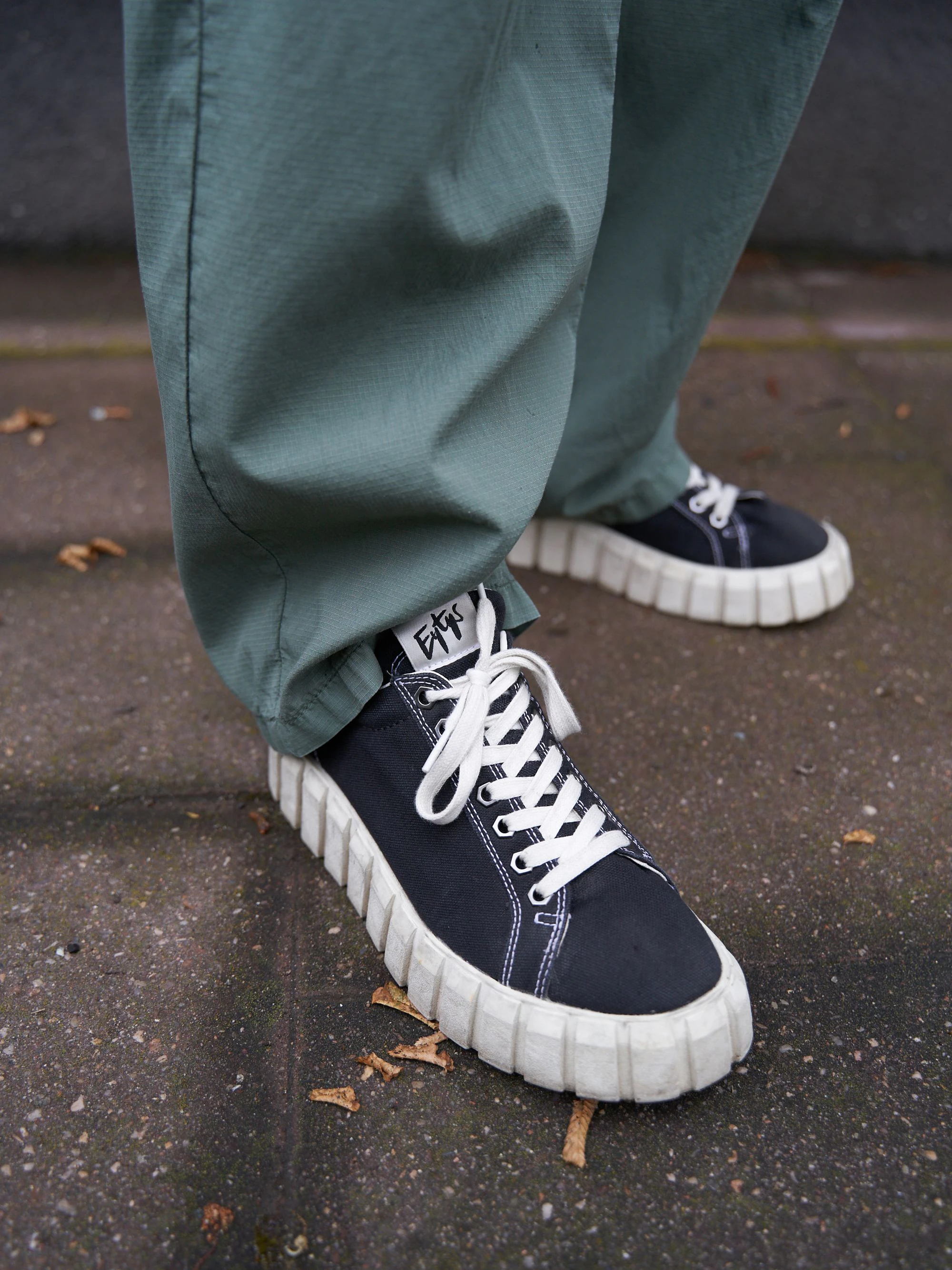Die Sneaker sind von Eytys.