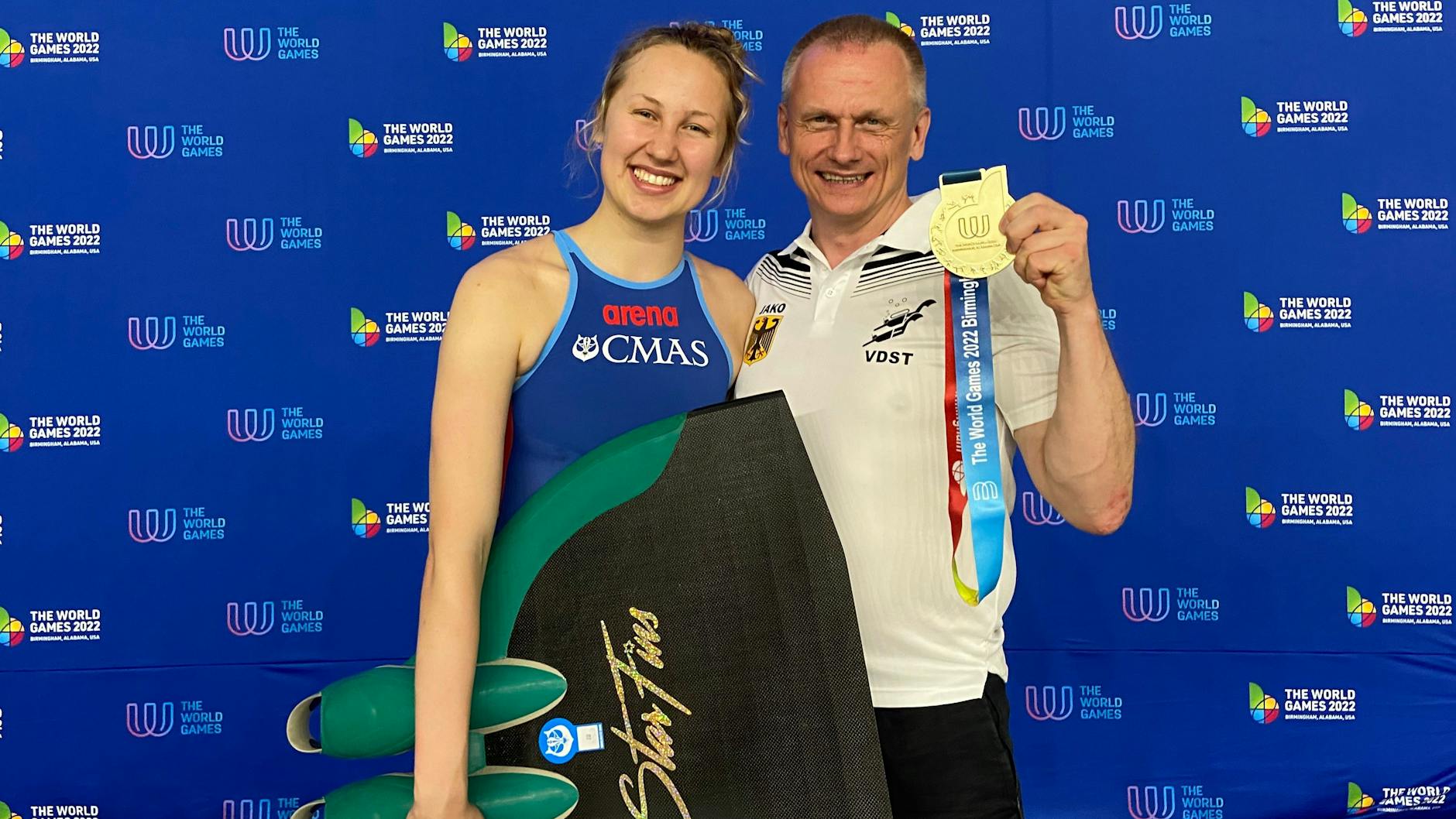World-Games-Siegerin Johanna Schikora aus Berlin mit ihrem Trainer Volko Kucher, der ihre Medaille herzeigt.