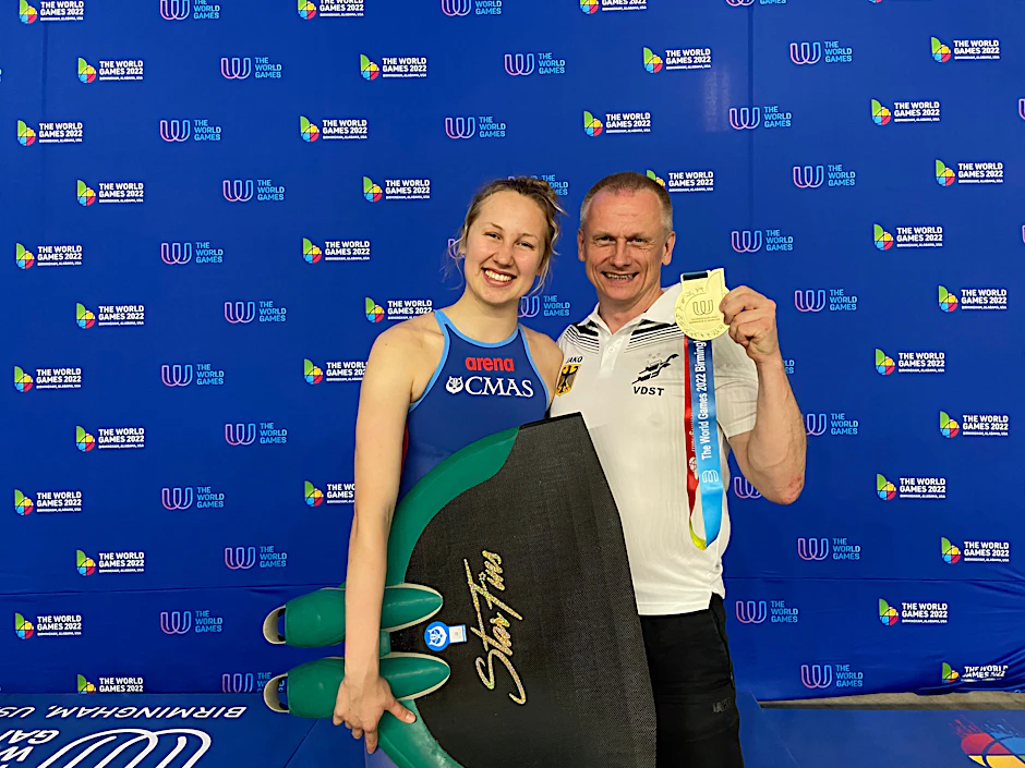 World-Games-Siegerin Johanna Schikora aus Berlin mit ihrem Trainer Volko Kucher, der ihre Medaille herzeigt.