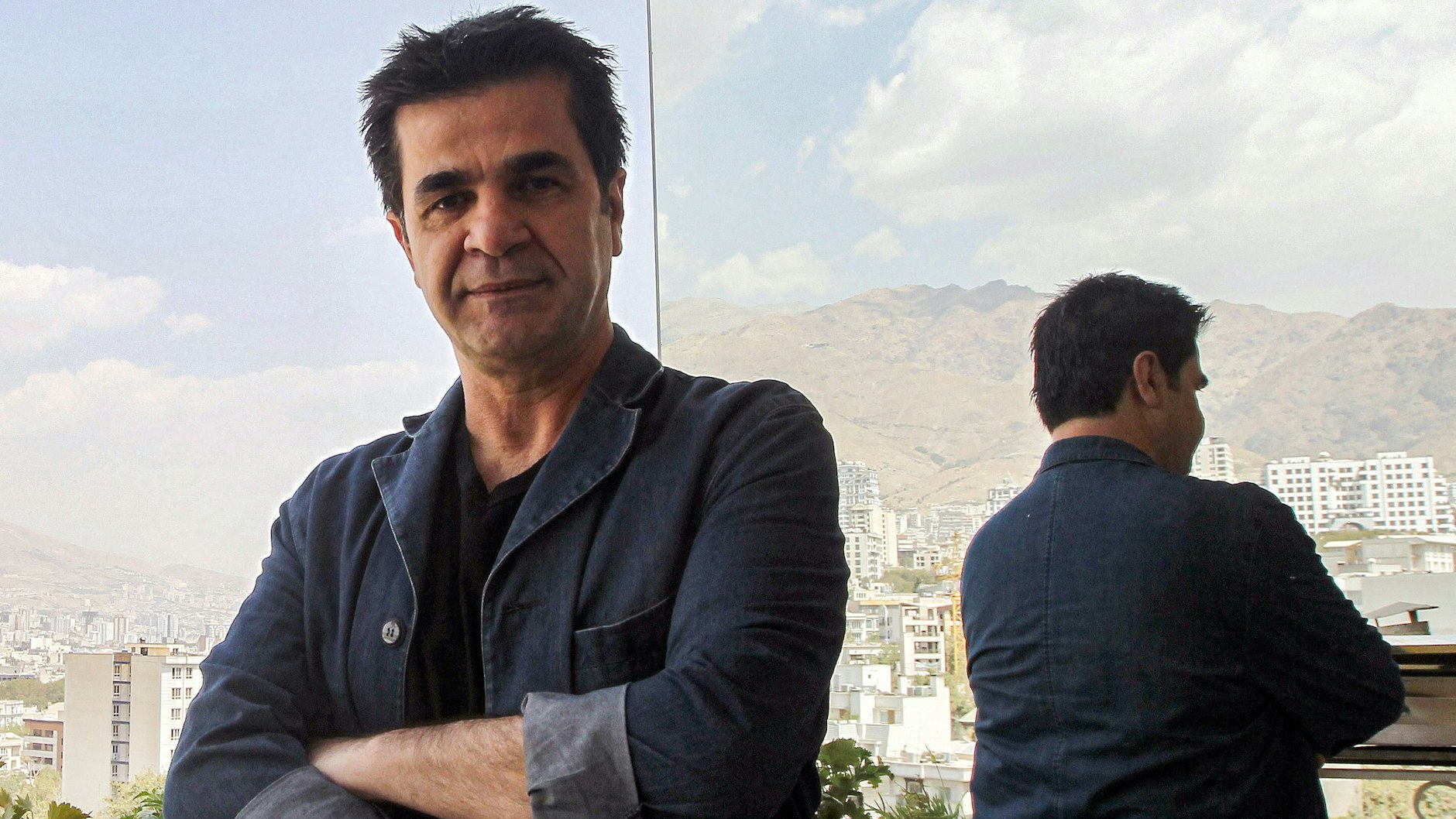 Weil er sich nach dem Verbleib seiner inhaftierten Kollegen erkundigte, wurde auch Regisseur&nbsp;Jafar Panahi im Iran festgenommen.