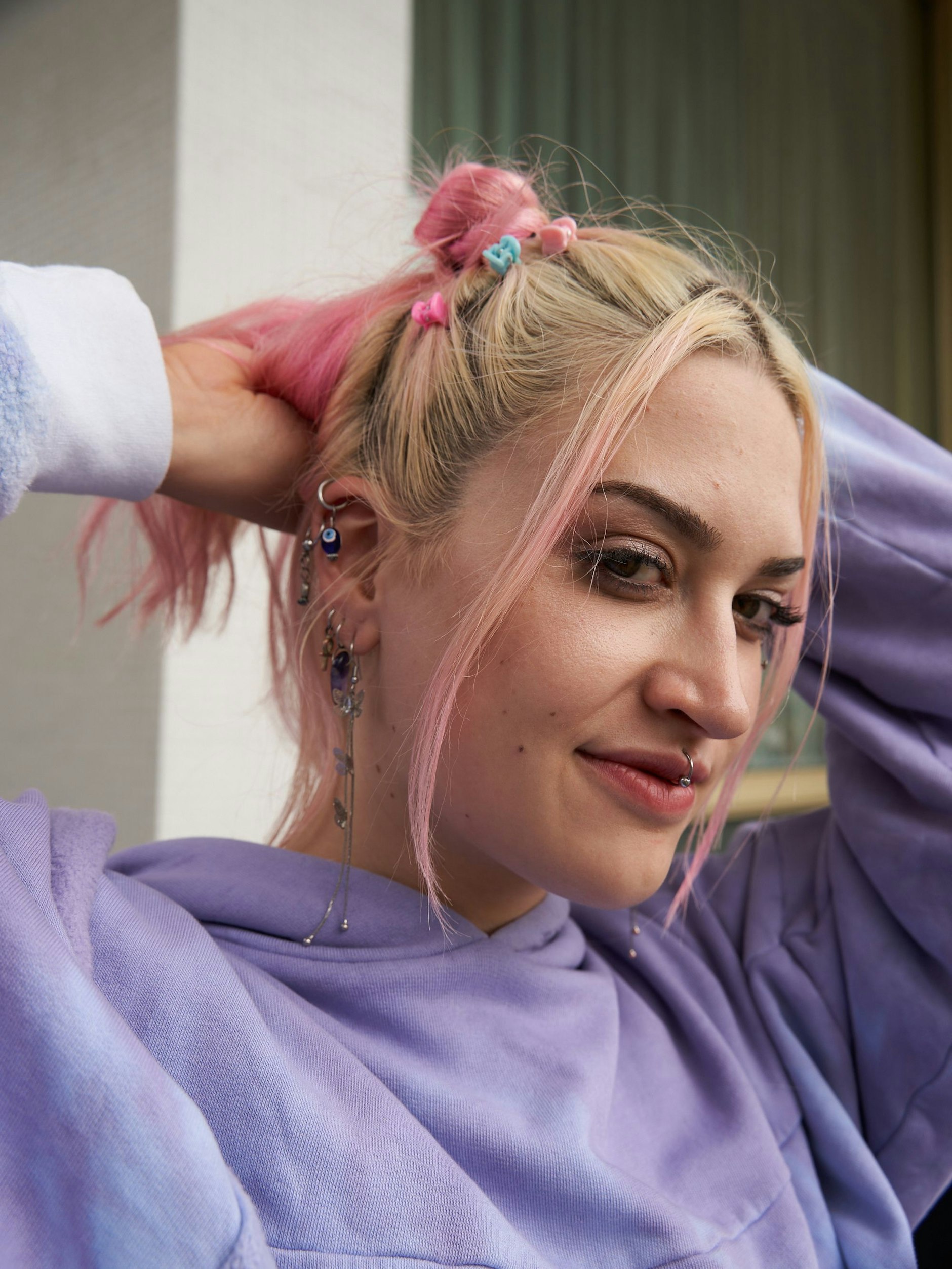 Auch die Frisur im Nullerjahre-Happy-Raver-Style...