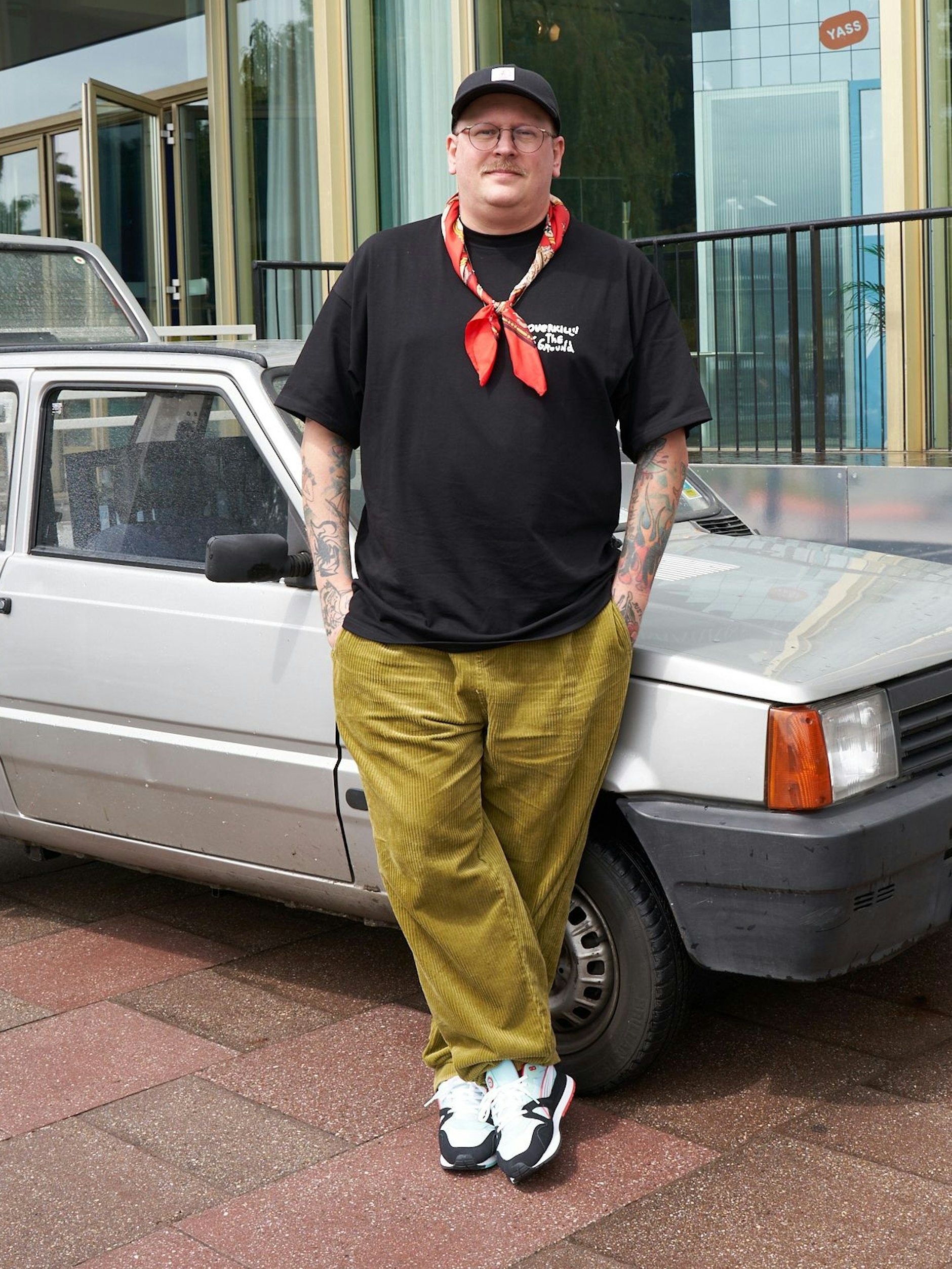 Jens ist der freundliche Marketingchef von Overkill, dem Berliner Sneaker-Store, der längst eine eigene Marke ist. Overkill präsentiert sich auf The Ground mit Stand und eigenem T-Shirt. Jenes Shirt trägt Jens, genauso wie ein Vintage-Tuch, ein Cap von Neighborhood x Gramicci und eine senfgelbe Cordhose von Obey.