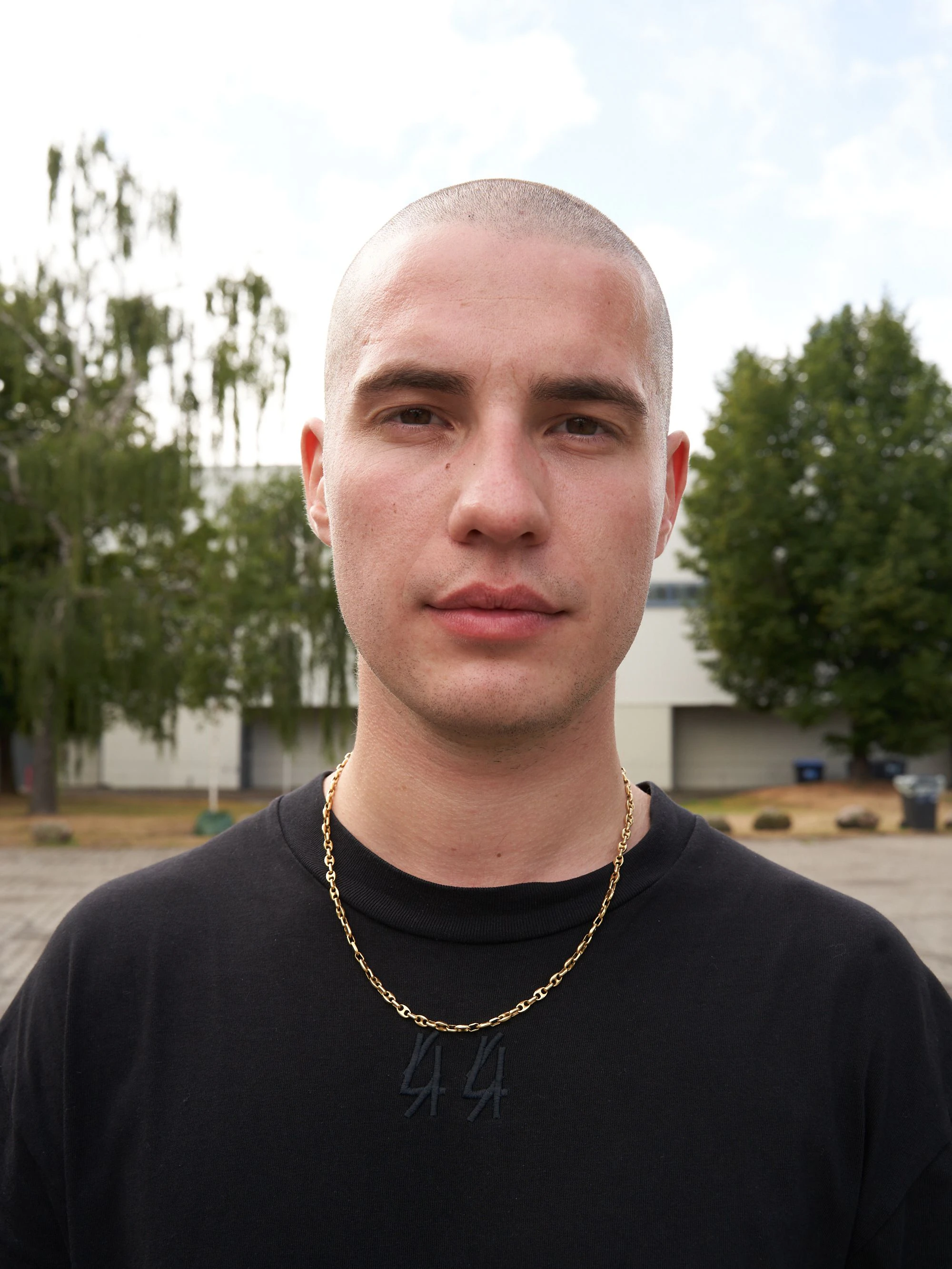 Simon ist ein gut gebuchter Techno-DJ. Sein Outfit besteht aus einem T-Shirt und einer Hose der 44 Label Group, einem der aktuell vielversprechendsten Berliner Fashion-Brands. Kreativdirektor Max Kobosil ist ein Freund und Kollege von Simon.