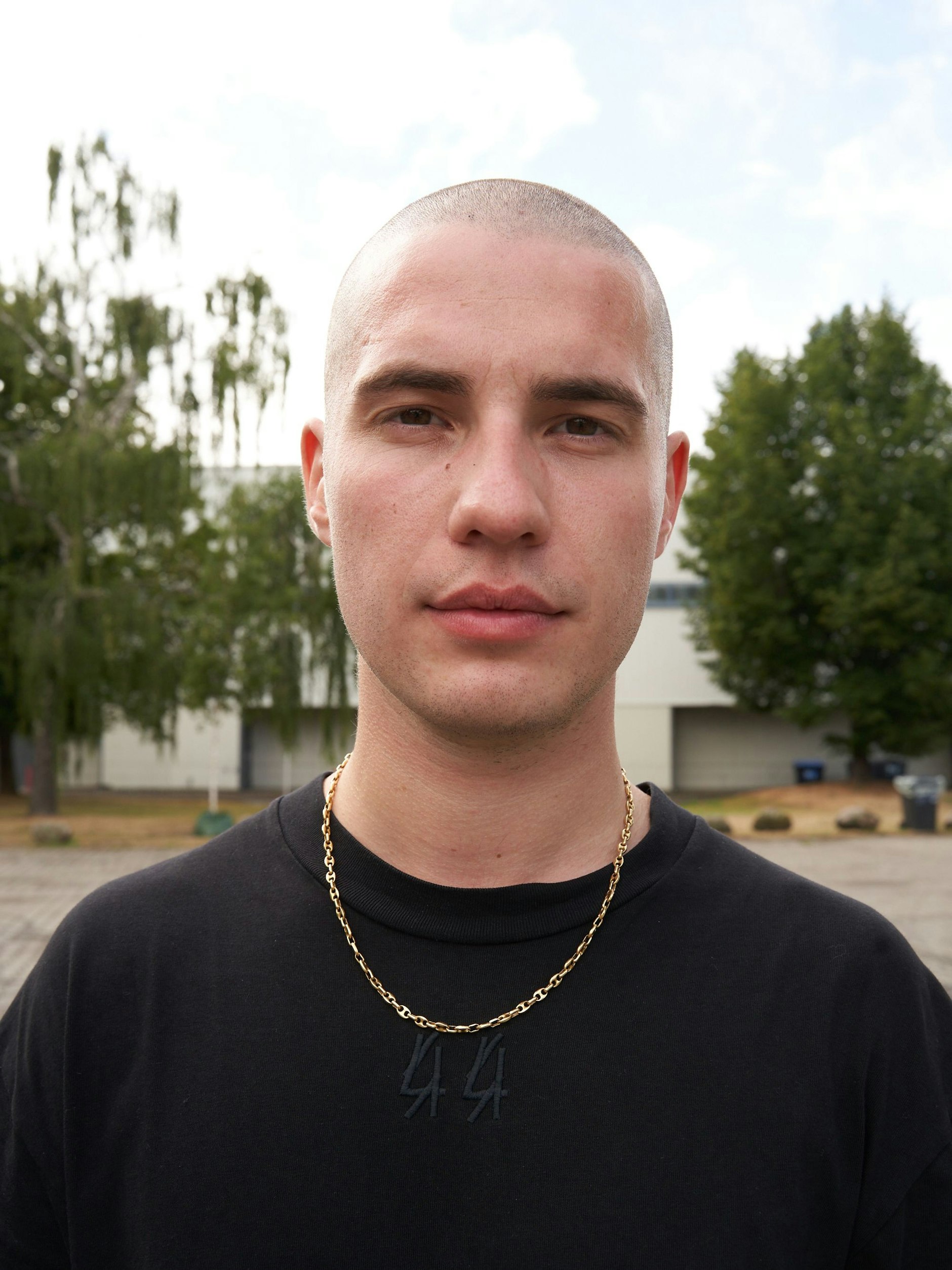 Simon ist ein gut gebuchter Techno-DJ. Sein Outfit besteht aus einem T-Shirt und einer Hose der 44 Label Group, einem der aktuell vielversprechendsten Berliner Fashion-Brands. Kreativdirektor Max Kobosil ist ein Freund und Kollege von Simon.