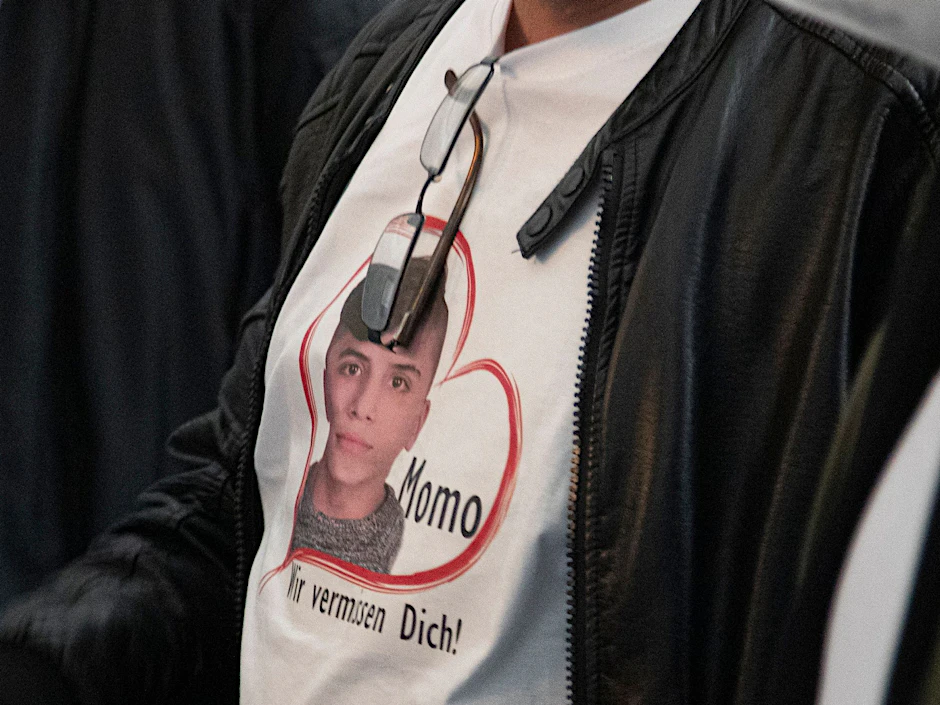 T-Shirt mit Foto von Momo: Beim ersten Prozess ständiger Begleiter der Eltern.