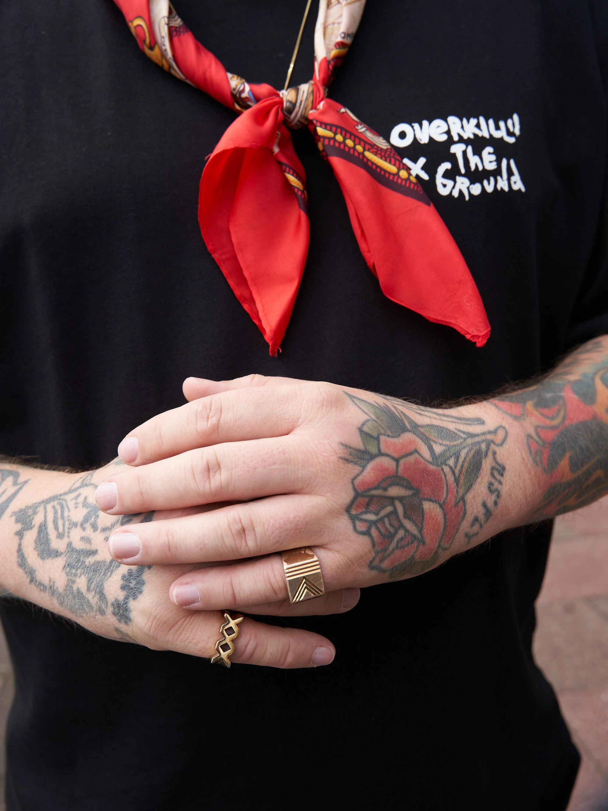 Jens, der auch Musik auflegt, trägt Schmuck von Maria Black (Kette und XXX-Ring) sowie von Kenzo (K-Siegelring).