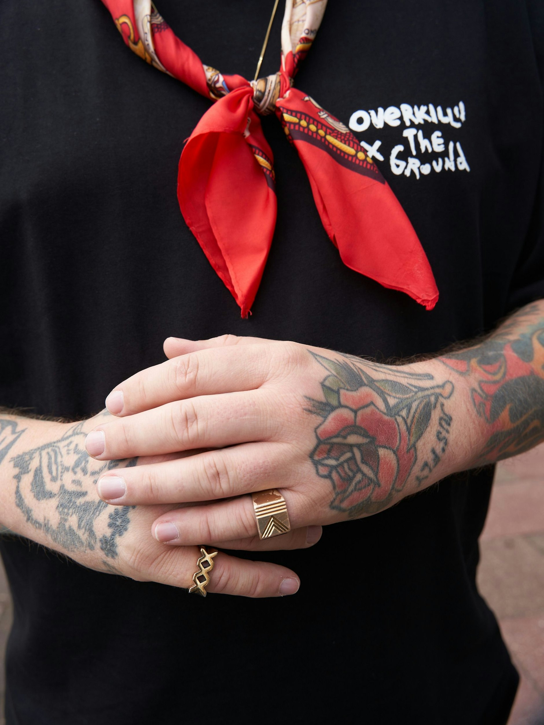 Jens, der auch Musik auflegt, trägt Schmuck von Maria Black (Kette und XXX-Ring) sowie von Kenzo (K-Siegelring).