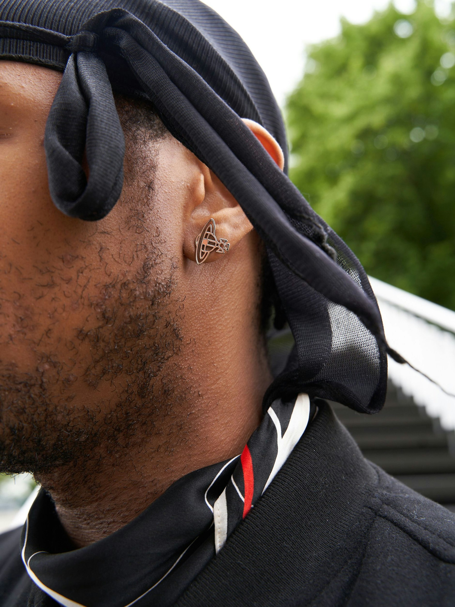 Das Charllé-Tuch am Hals, die Vivienne-Westwood-Ohrringe am Ohr.