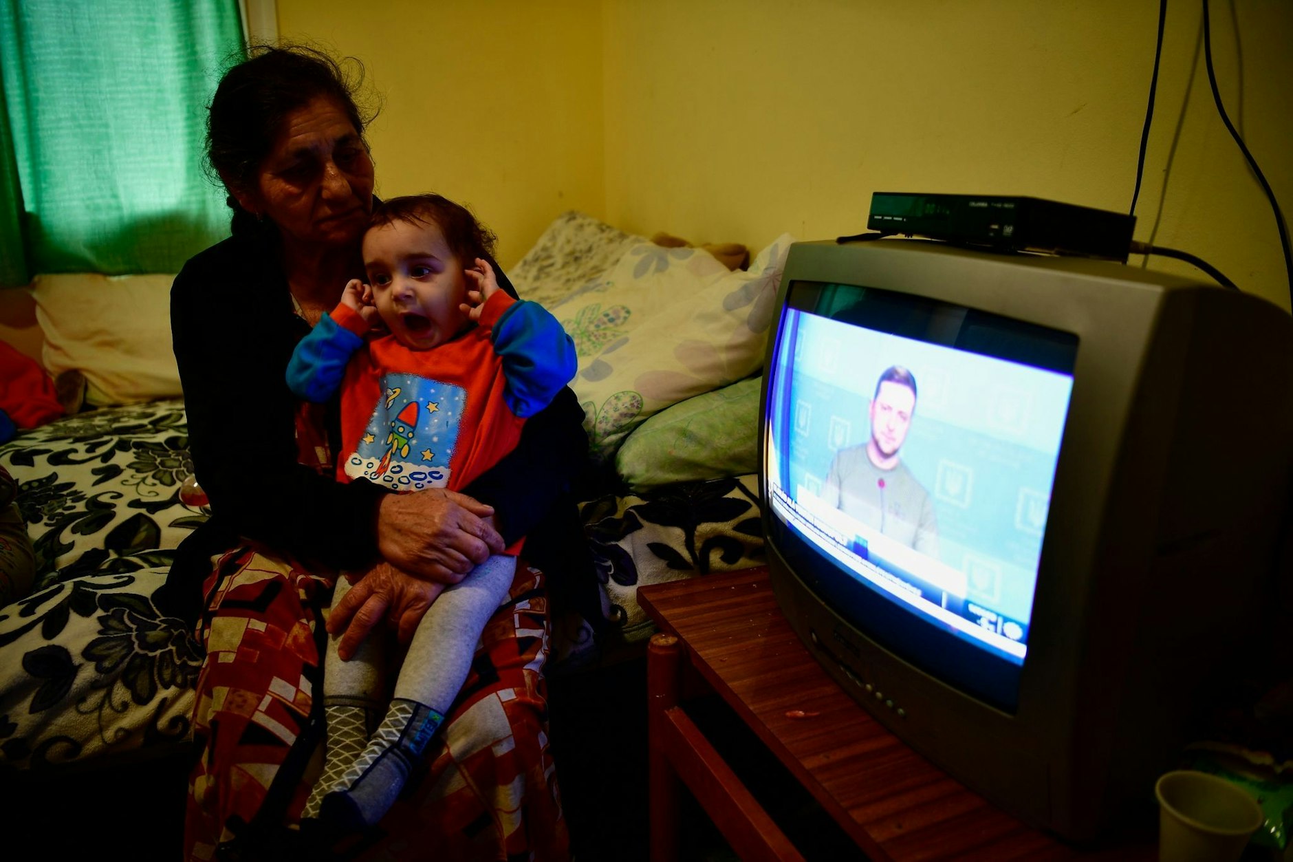 ARCHIV - Seit dem russischen Einmarsch in der Ukraine zeigen die Sender des Landes ein einheitliches Nachrichtenprogramm. Und auch Geflüchtete blicken mit Spannung auf das, was Präsident Selenskyj täglich verkündet. (Bild aus einer Flüchtlingsunterkunft in Ungarn)  