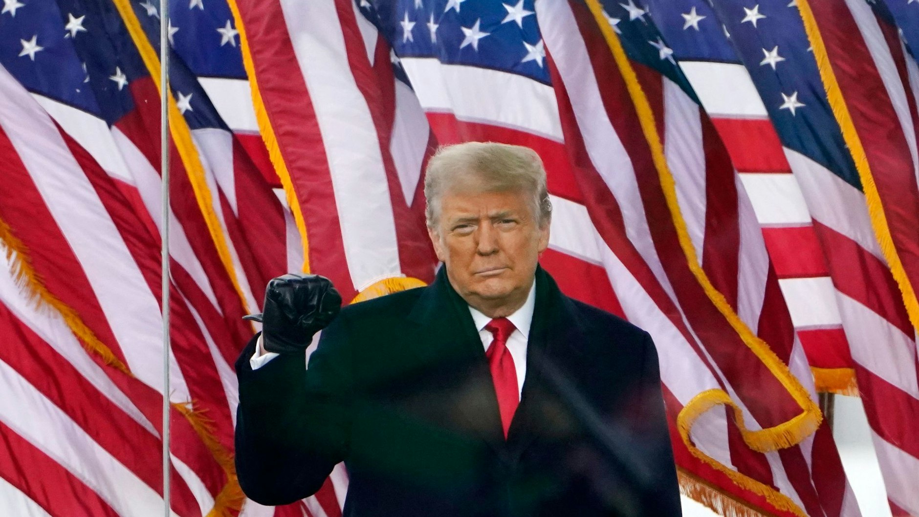 Der damalige US-Präsident Donald Trump spricht am 6. Januar 2021 bei einer Kundgebung in Washington zu seinen Anhängern - kurz darauf erfolgt der Sturm auf das Kapitol.