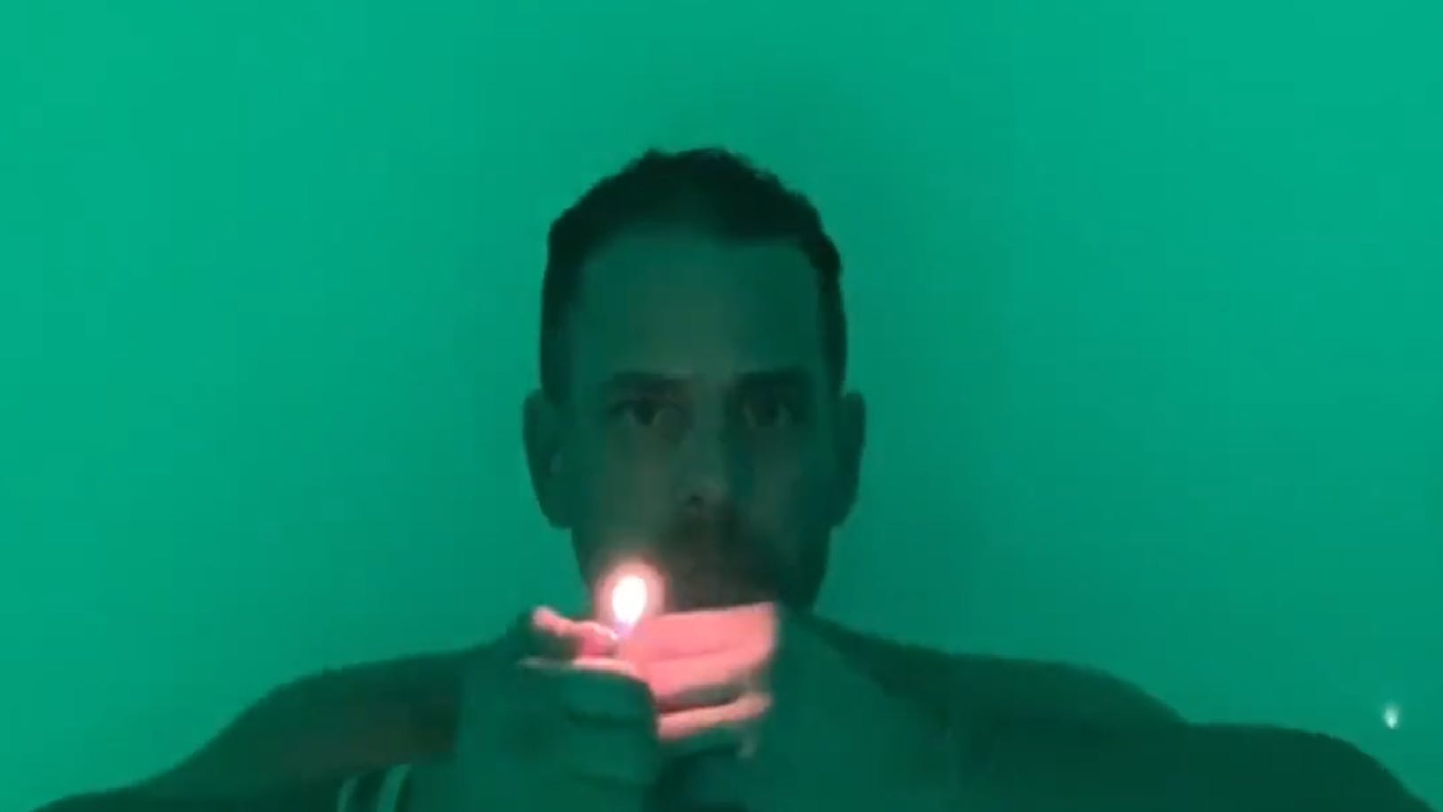 Hunter Biden raucht Crack-Kokain in einer Badewanne. Das Bild soll aus seinem gehackten iCloud-Account stammen.