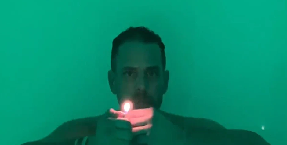 Hunter Biden raucht Crack-Kokain in einer Badewanne. Das Bild soll aus seinem gehackten iCloud-Account stammen.