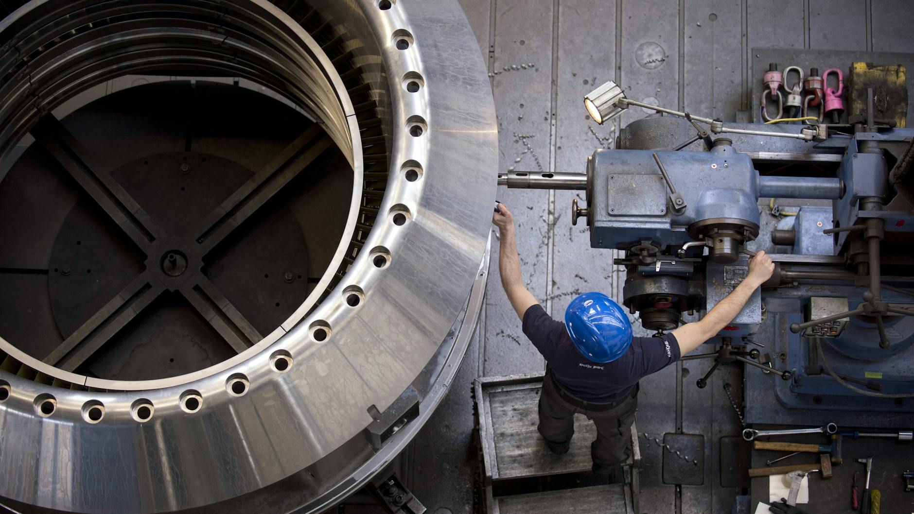Ein Arbeiter arbeitet an einer Gasturbine (Symbolbild).