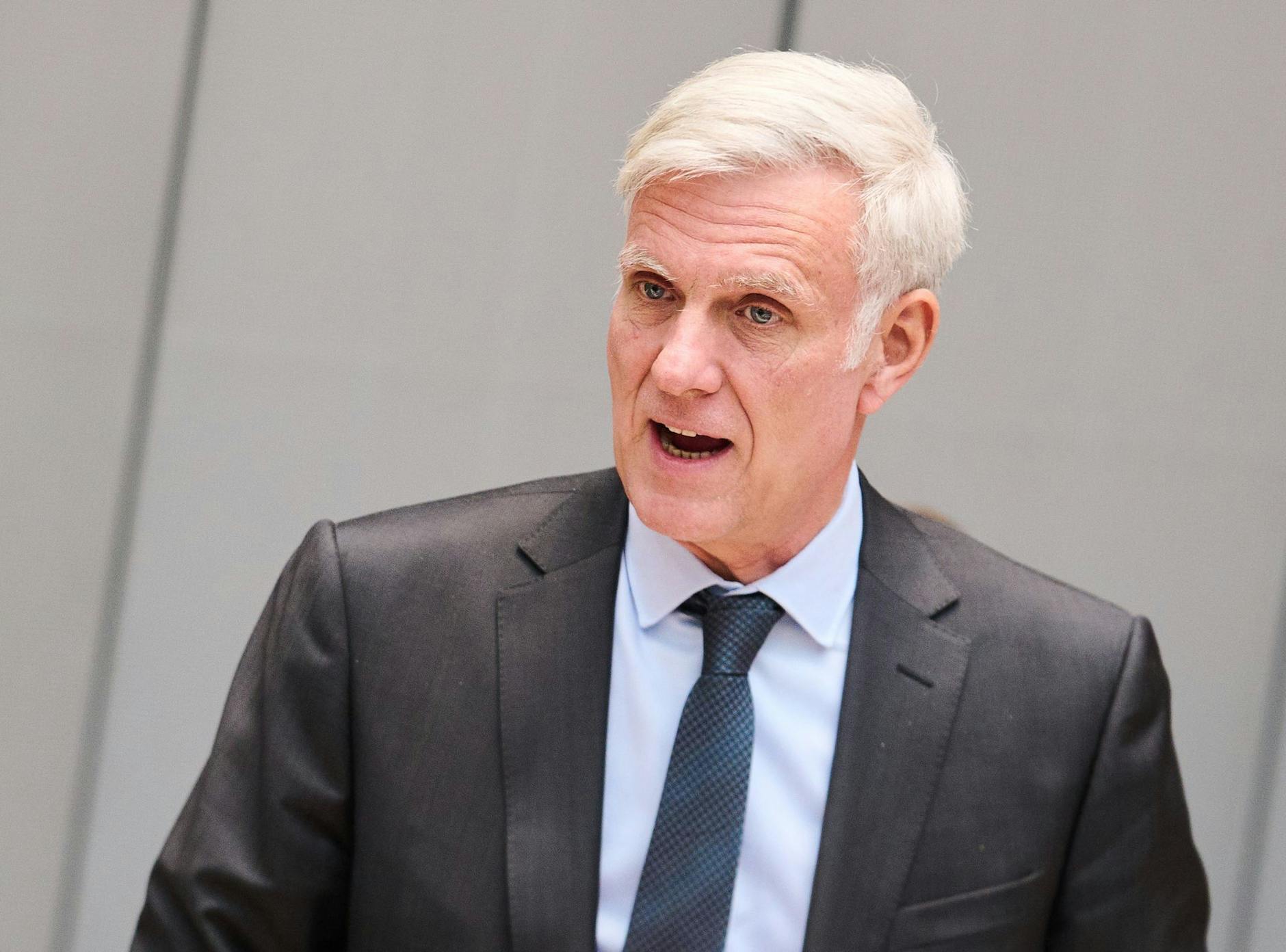 ARCHIV - Stephan Schwarz (Parteilos), Wirtschaftssenator, spricht im Berliner Abgeordnetenhaus.