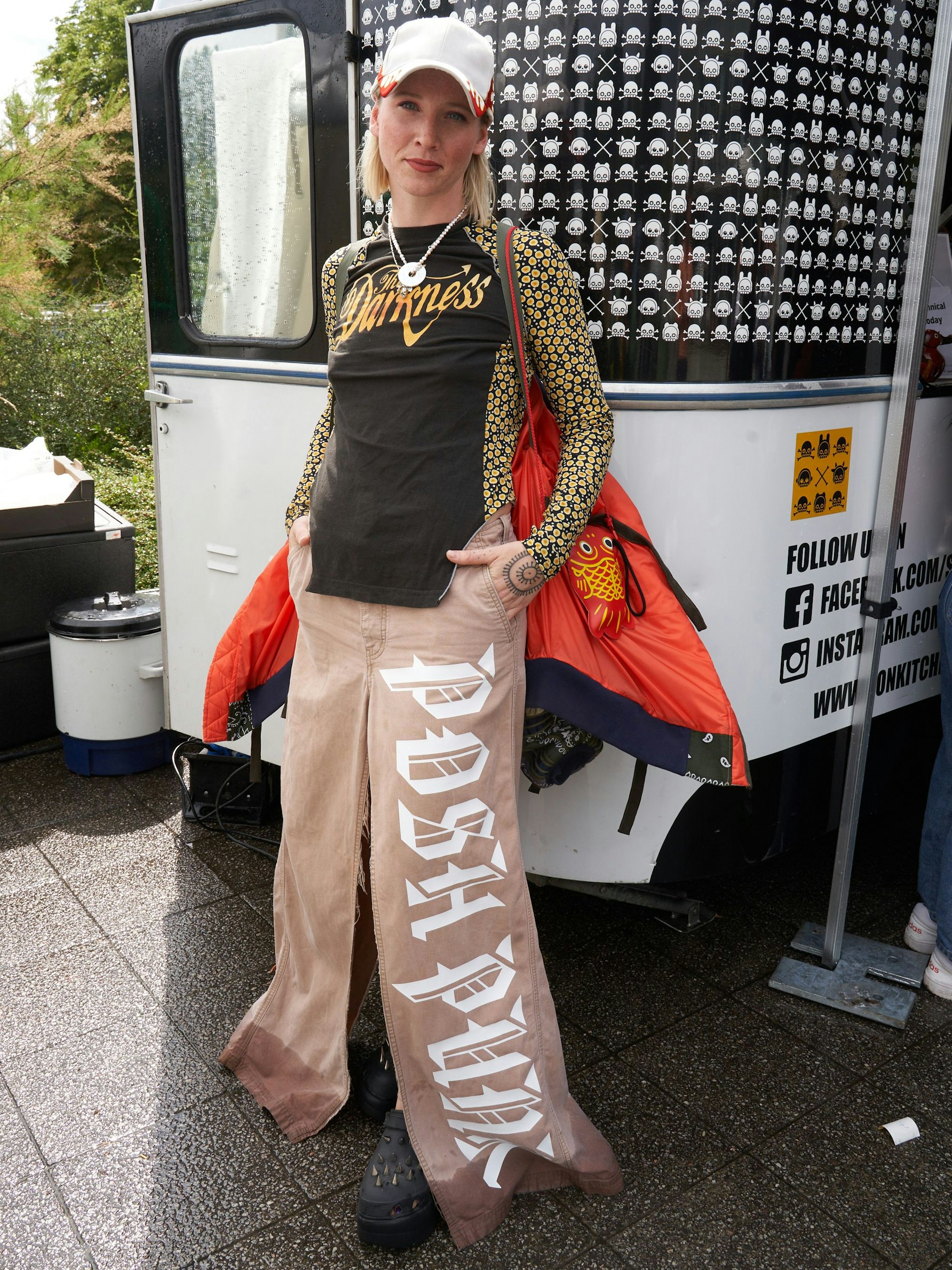 Stela ist Visual Artist und auch modisch sehr kreativ. Ob Rock oder Hose ist bei der in Berlin lebenden Kroatin egal. Ihr Look: Vintage-Cap, Jacke von Dennis Chuene und Longsleeve vom kroatischen Brand Golub.