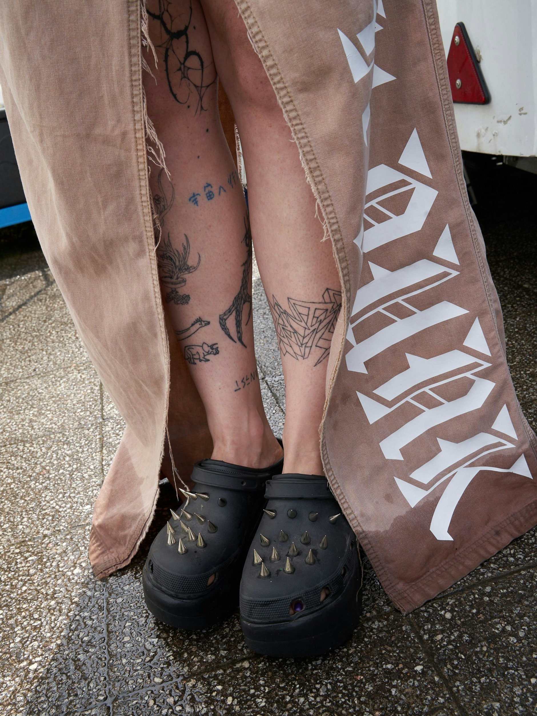 Die vom Regen leicht durchnässte Rockhose ist von der eigenen Marke Posh Punk. Die Schuhe sind selbstbearbeitete No-Name-Modelle.