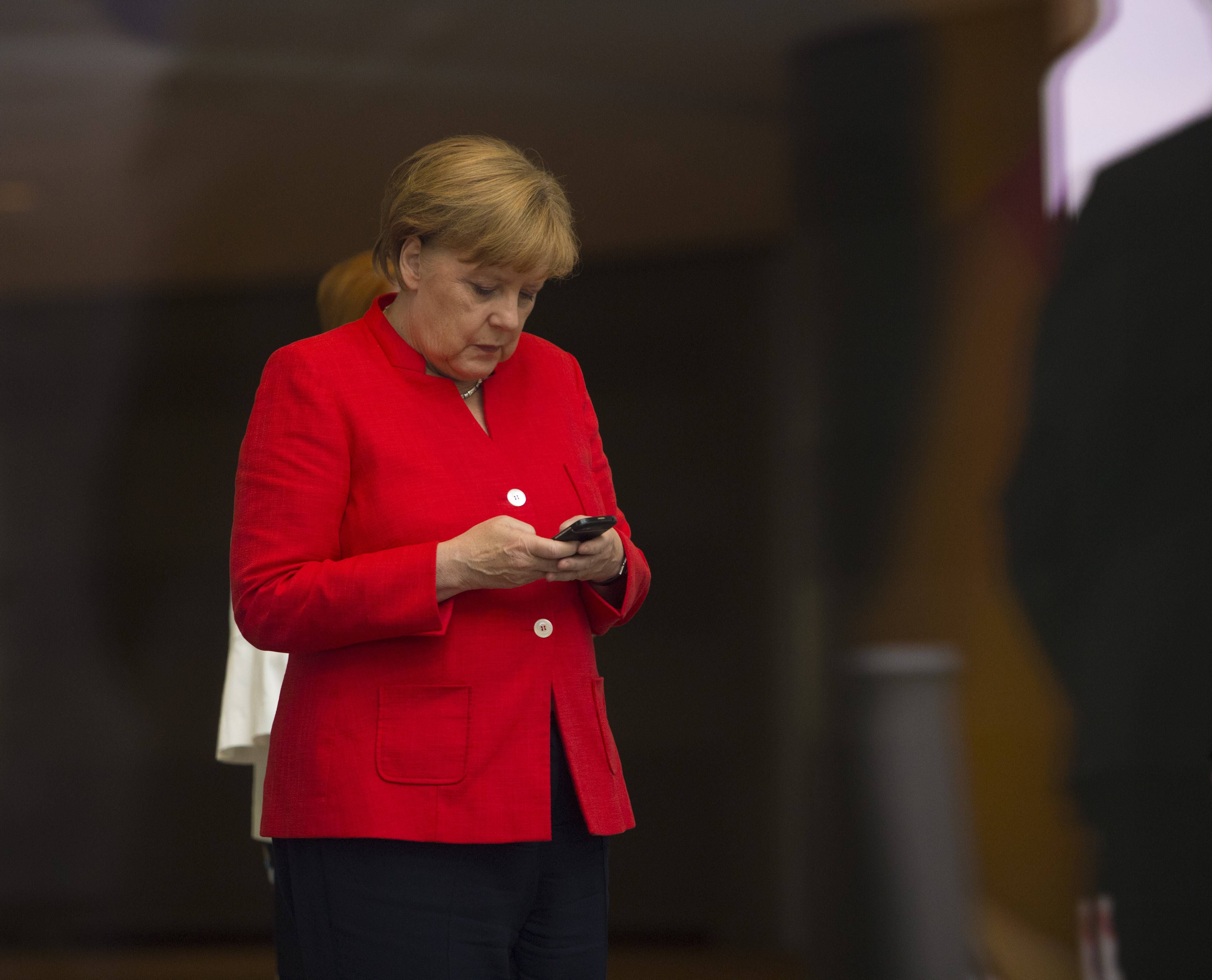 Image - Bundesamt warnt vor Cyberangriffen auf Messenger-Dienste: Hacker nutzen Merkel-Handy für Spähattacke auf EZB-Chefin Christine Lagarde! SO flog der Schwindel auf