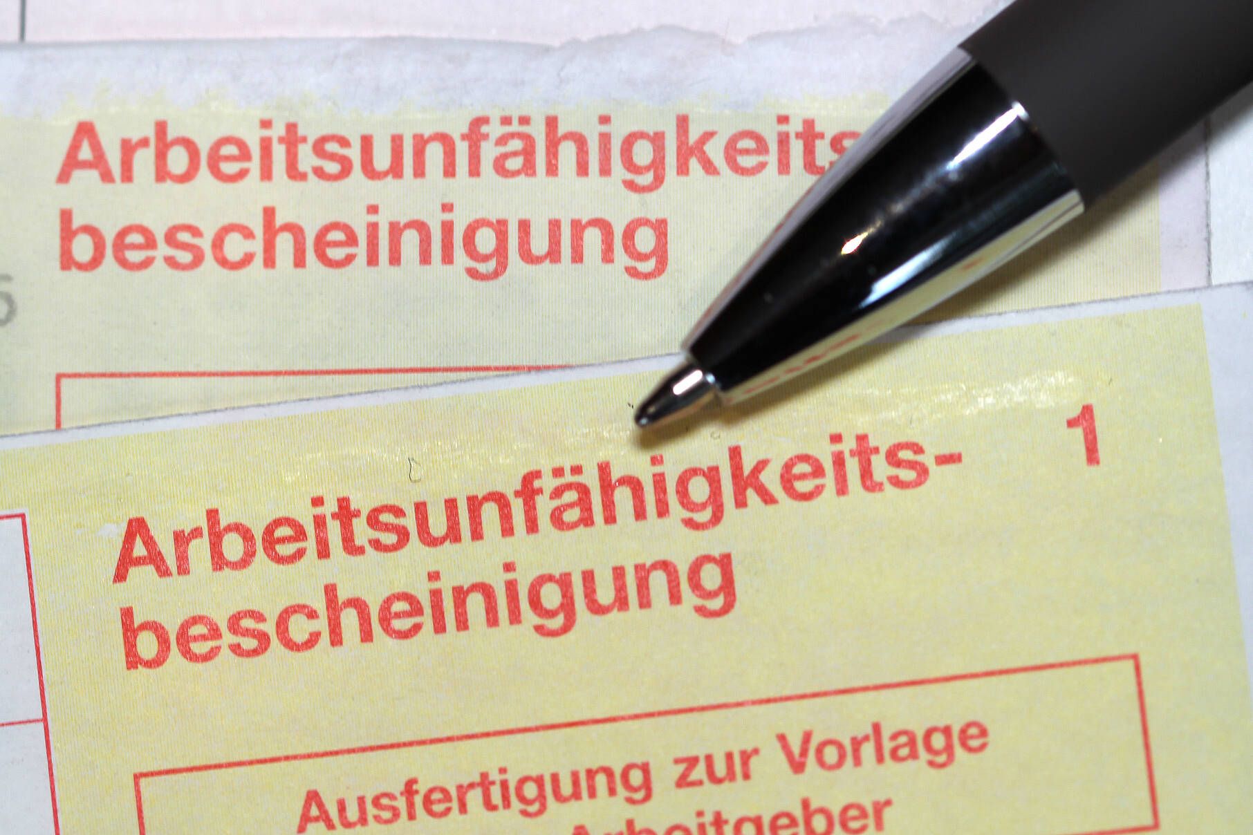 Image - Kampf um den „gelben Zettel“: Hausärzte wollen telefonische Krankschreibung zurück: Wegen Corona und Erkältungen