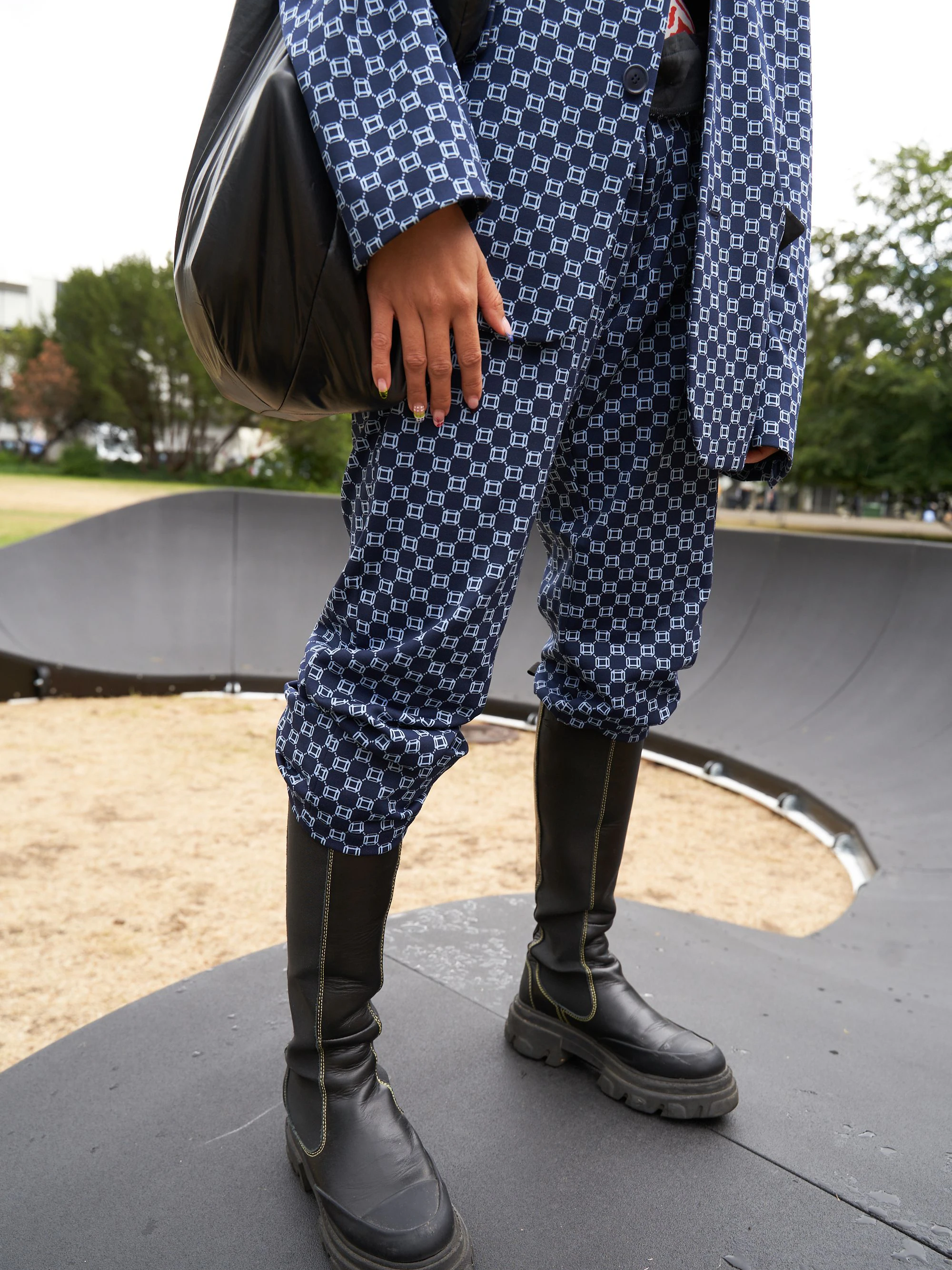 Sie trägt einen Männeranzug von Drykorn. Die deutsche Marke hatten wir ja eigentlich schon fast vergessen. Zu Unrecht, wie wir auf dem Festival immer wieder feststellen konnten. Die Stiefel sind von Ganni, von P.A.R.O.S.H. die Tasche.