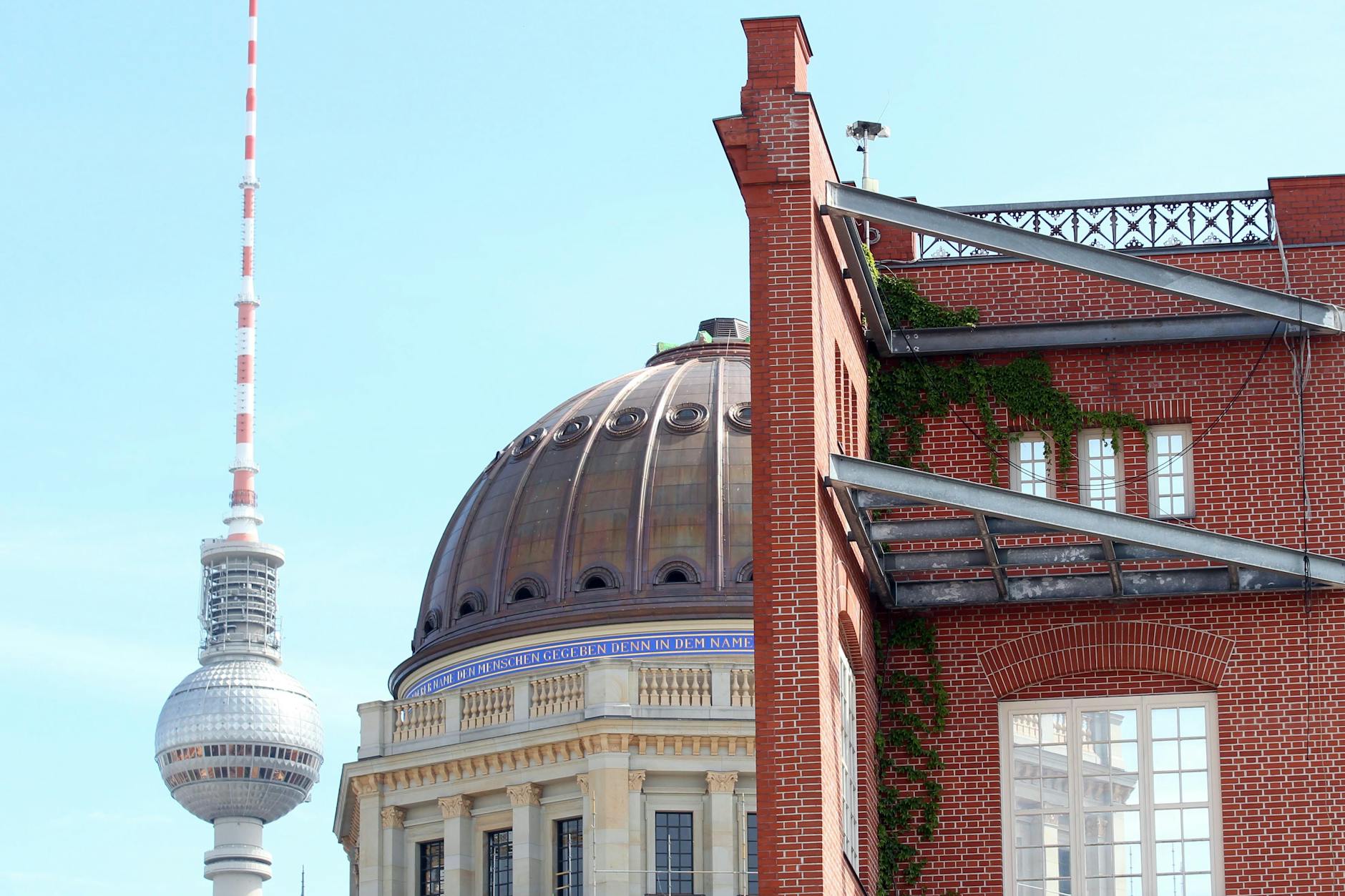 Das Gebäude der Schinkelschen Bauakademie soll wieder errichtet werden. Eine Ecke wurde zur Veranschaulichung der historischen Fassade aufgemauert.