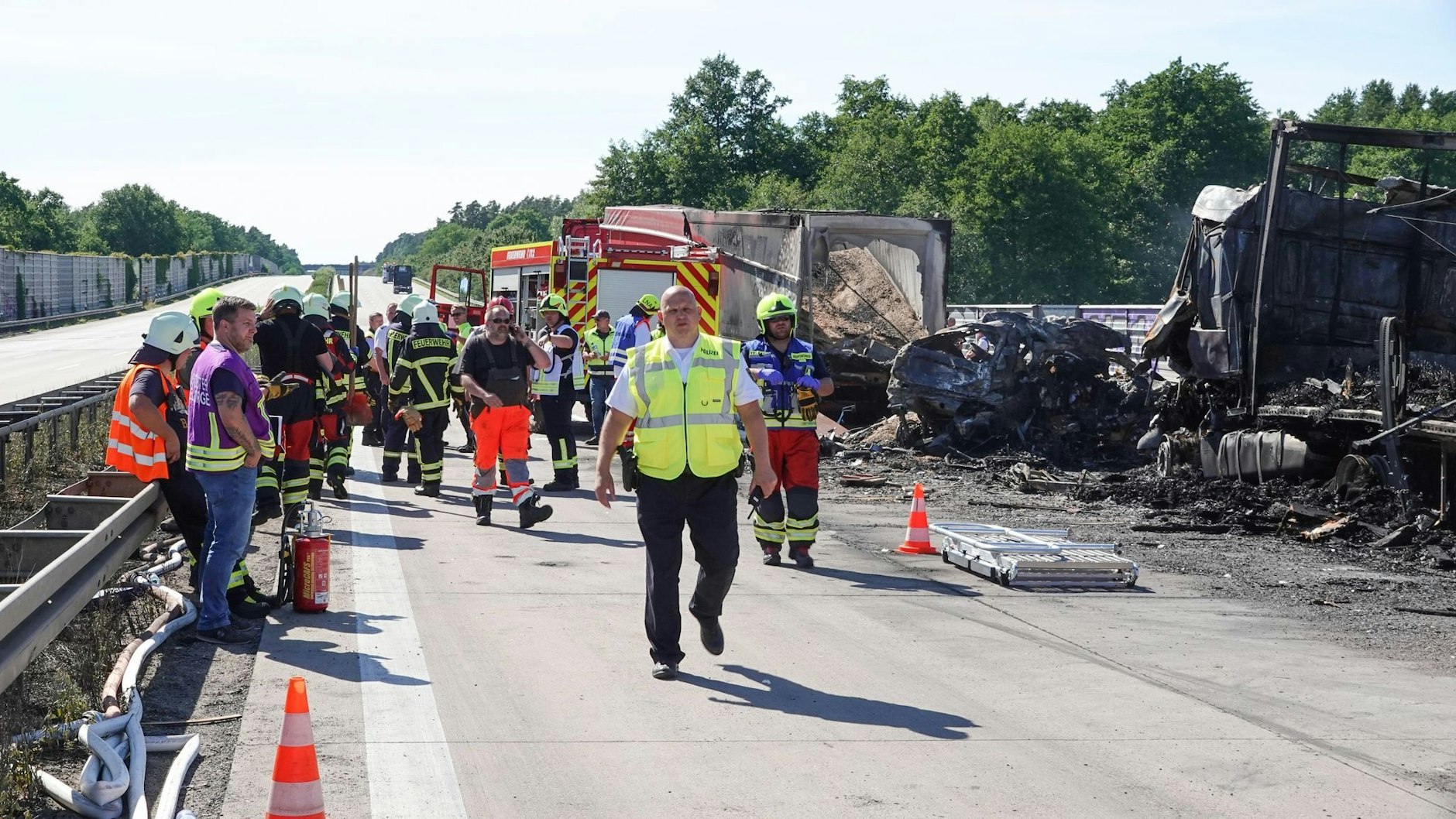 Laut Polizei ist ein Lkw auf der A2 in ein Stauende gefahren. Der Laster und ein Auto mit Wohnwagen brannten an der Unfallstelle komplett aus.