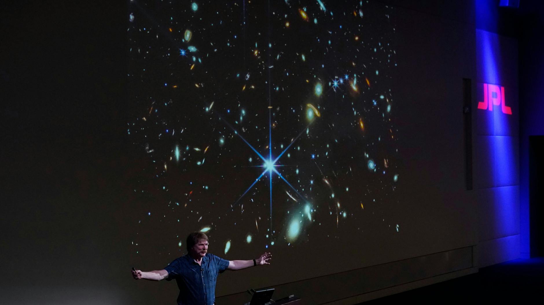 Michael Ressler, Projektwissenschaftler vom JWST Mid-Infrared Instrument, während der Präsentation der Bilder des James Webb Space am 12, Juli 2022 in Pasadena, Kalifornien