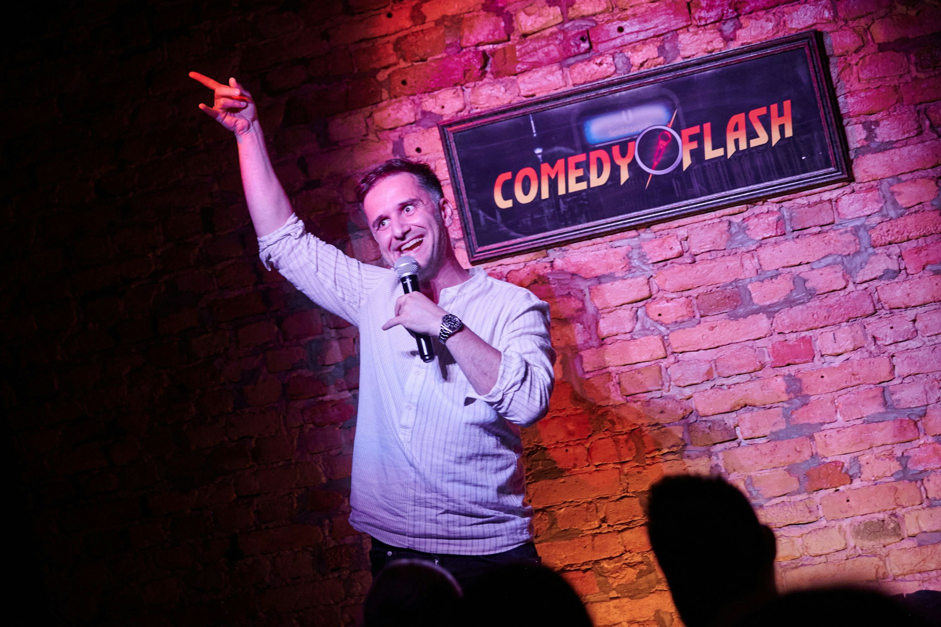 Berlin: Özcan Cosar, Stand-up-Comedian, steht im Comedyflash-Club in Prenzlauer Berg auf der Bühne.