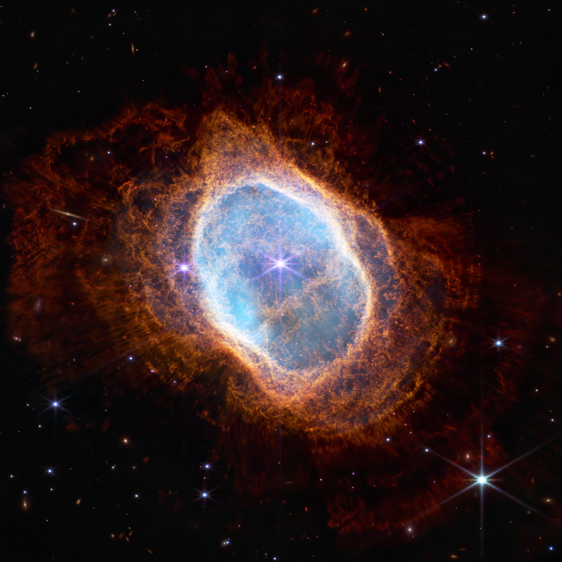 Weiteres Webb-Bild: ein sterbender Stern, etwa 2000 Lichtjahre von der Erde entfernt. Er ist vom sogenannten Südlichen Ringnebel umgeben, einer ausgedehnten Gaswolke mit fast einem halben Lichtjahr Durchmesser.
