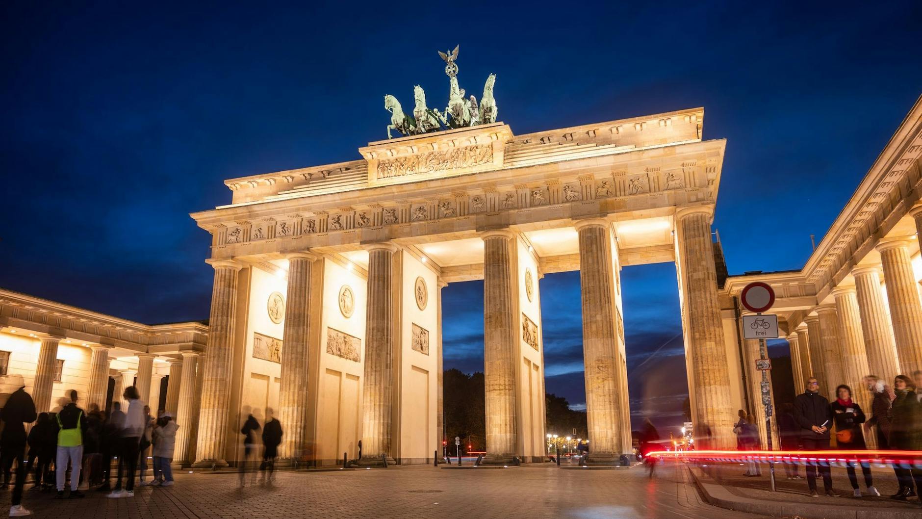 Während der blauen Stunde ist das Brandenburger Tor beleuchtet.