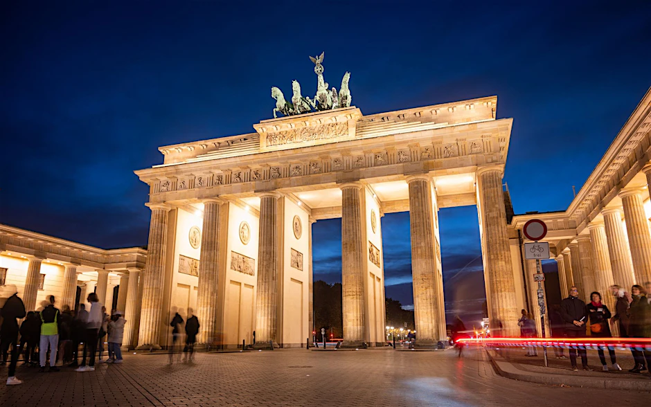 Während der blauen Stunde ist das Brandenburger Tor beleuchtet.