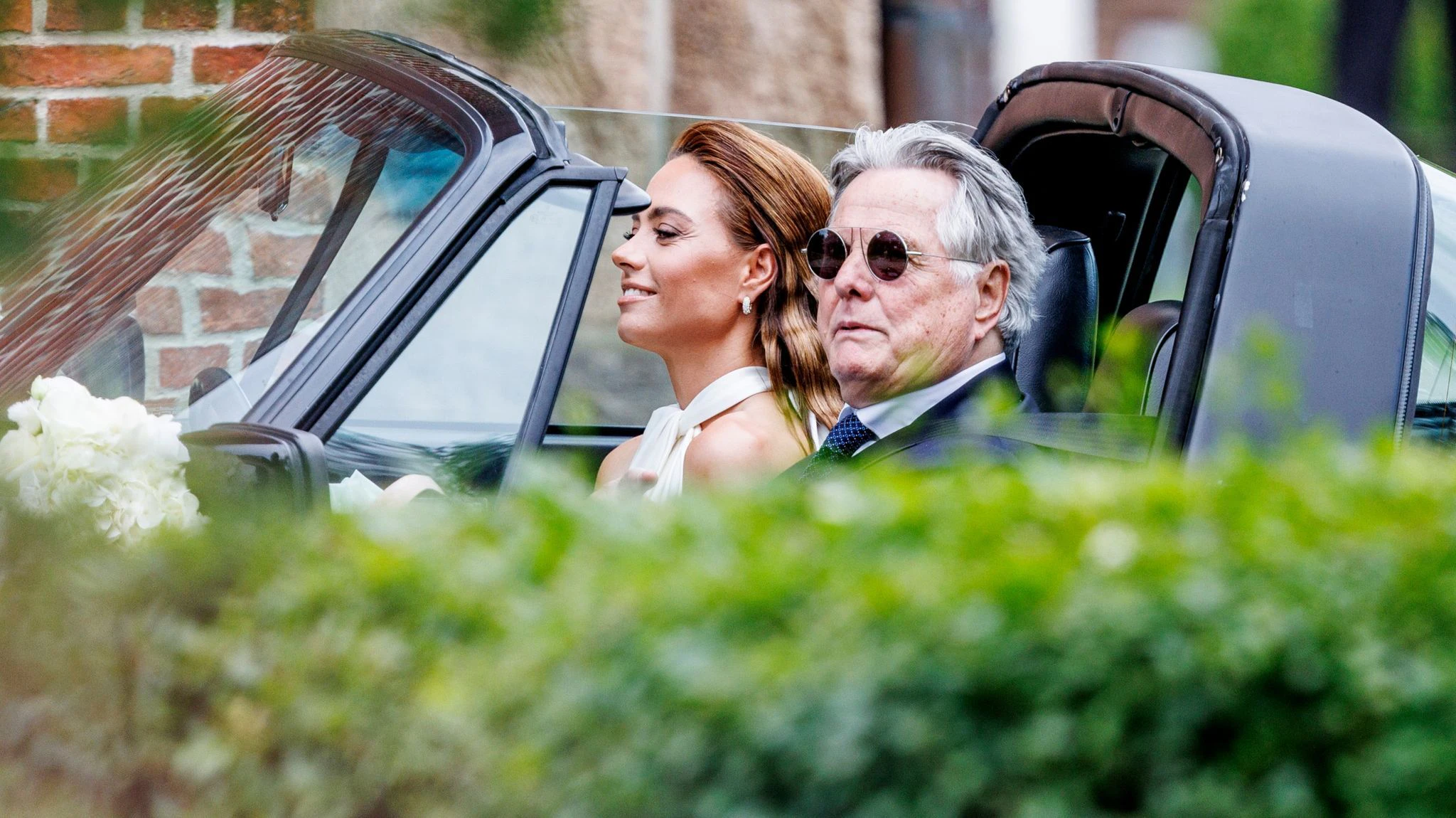 dpatopbilder - Braut Franca Lehfeldt wird in einem offenen Porsche zur Kirche St. Severin gefahren, in der Bundesfinanzminister Lindner und sie heiraten wollen.  
