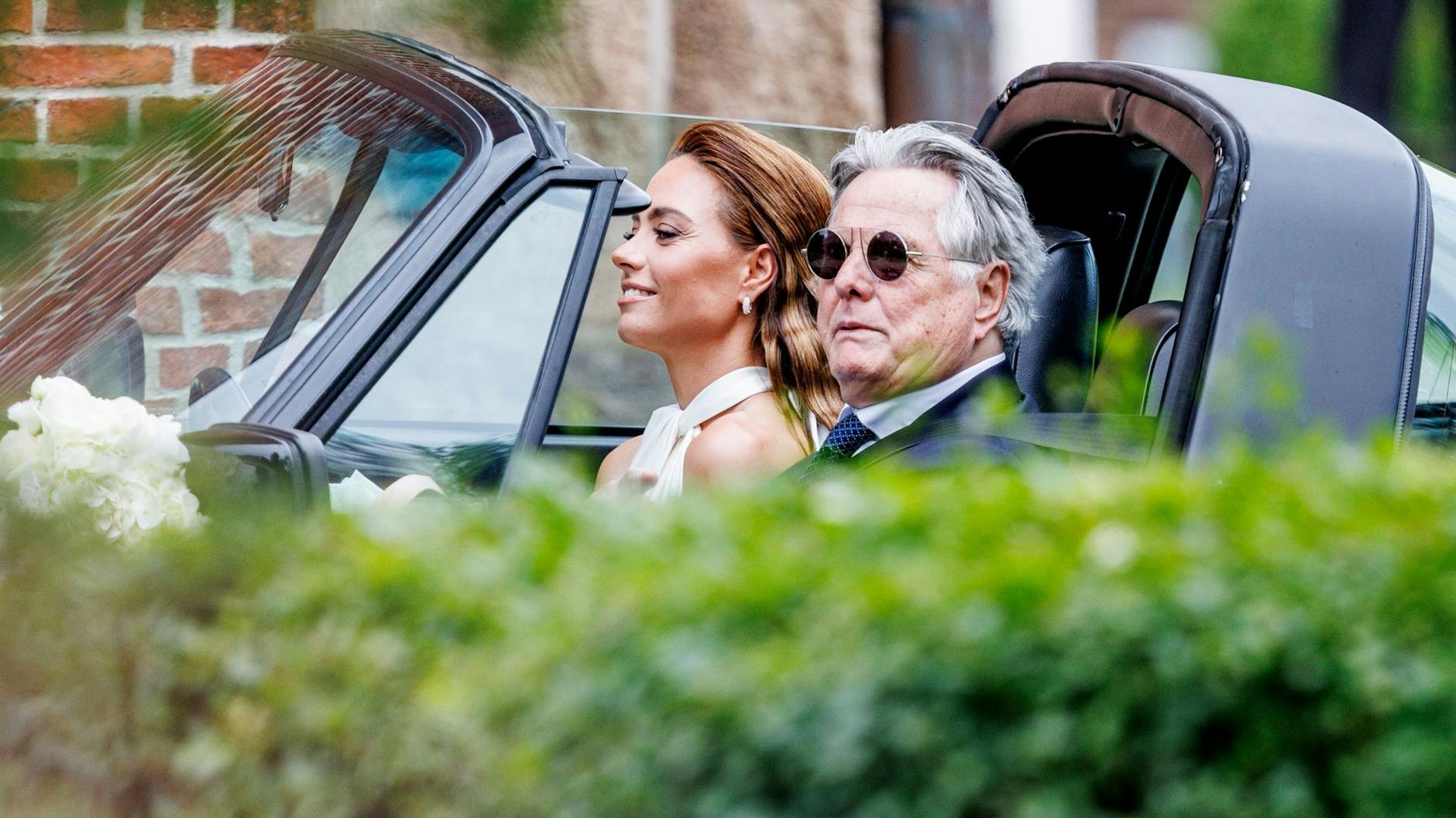 dpatopbilder - Braut Franca Lehfeldt wird in einem offenen Porsche zur Kirche St. Severin gefahren, in der Bundesfinanzminister Lindner und sie heiraten wollen.