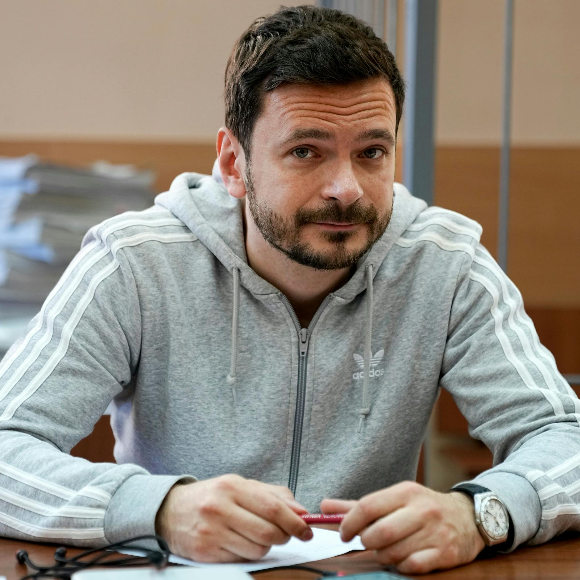 Ilja Jaschin, russischer Oppositionspolitiker und Abgeordneter des Moskauer Bezirks Krasnoselskij, nimmt an einer Gerichtsverhandlung teil (Archivfoto).