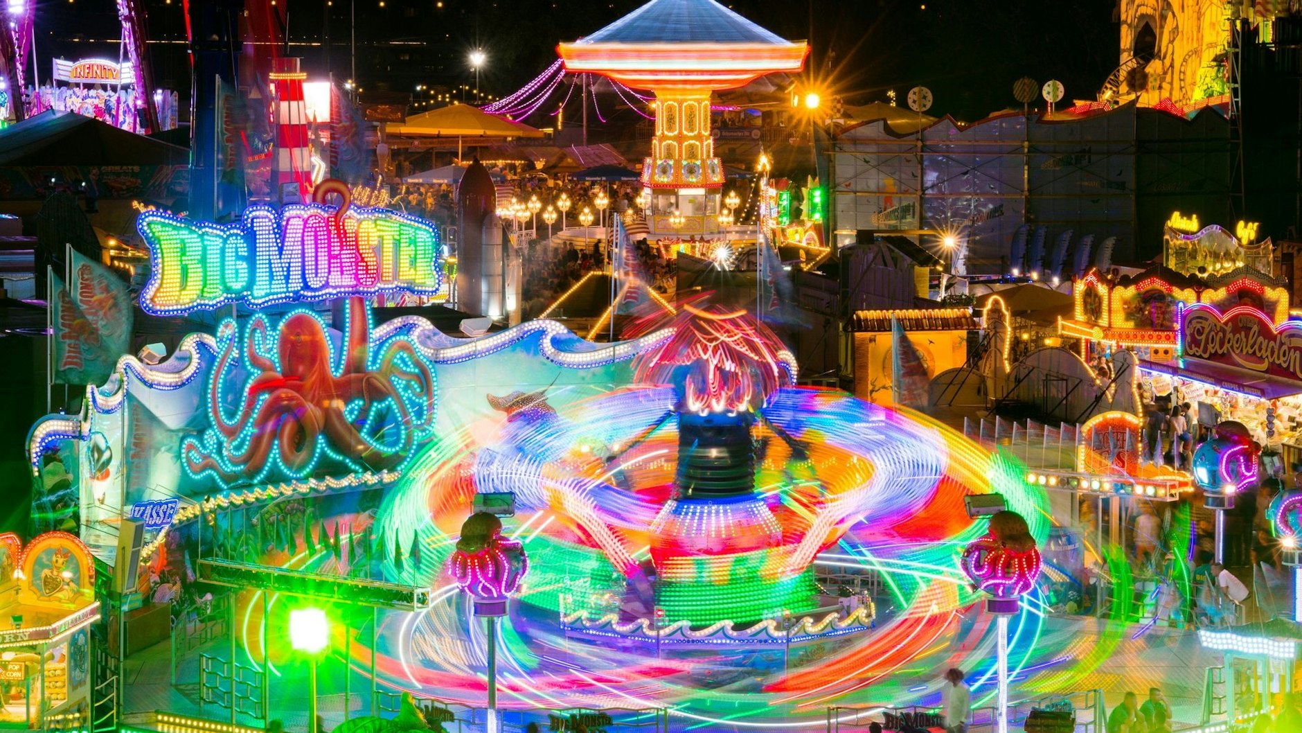 Ein bunt leuchtendes Fahrgeschäft auf der Düsseldorfer Kirmes.
