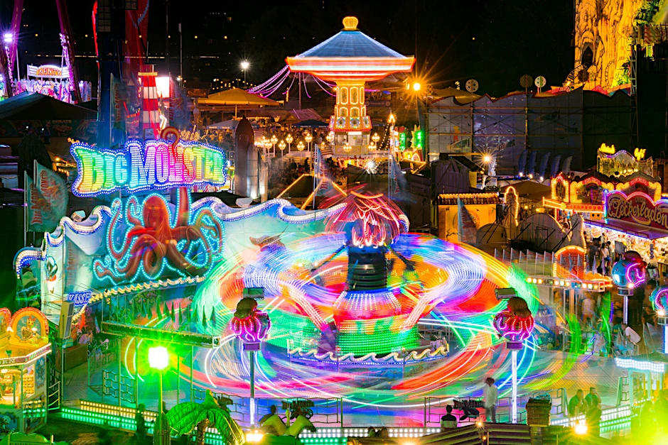 Ein bunt leuchtendes Fahrgeschäft auf der Düsseldorfer Kirmes.