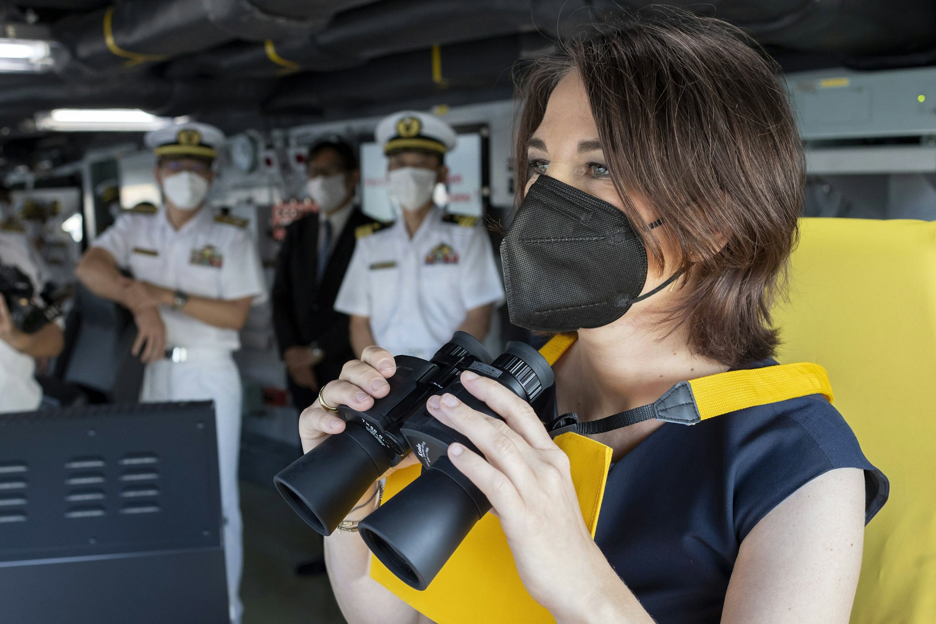 Annalena Baerbock besucht in Japan einen Stützpunkt der japanischen Marine in Yokosuka.