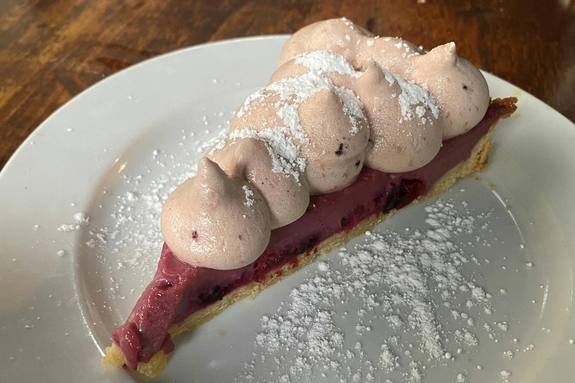 Zum Dessert: ein Fruchtküchlein mit Haube! Auch wunderbar! Wir kommen wieder...