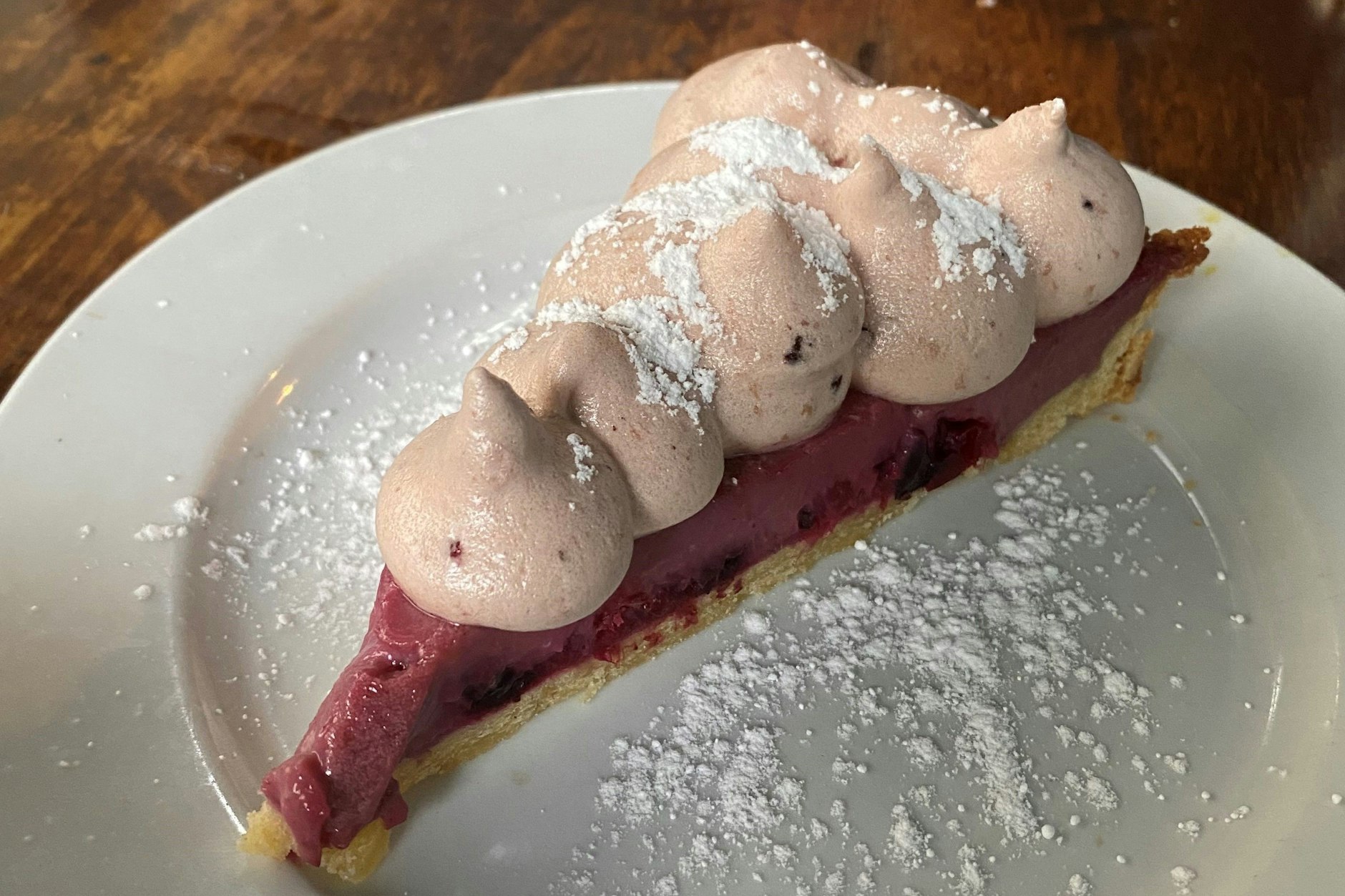 Zum Dessert: ein Fruchtküchlein mit Haube! Auch wunderbar! Wir kommen wieder...