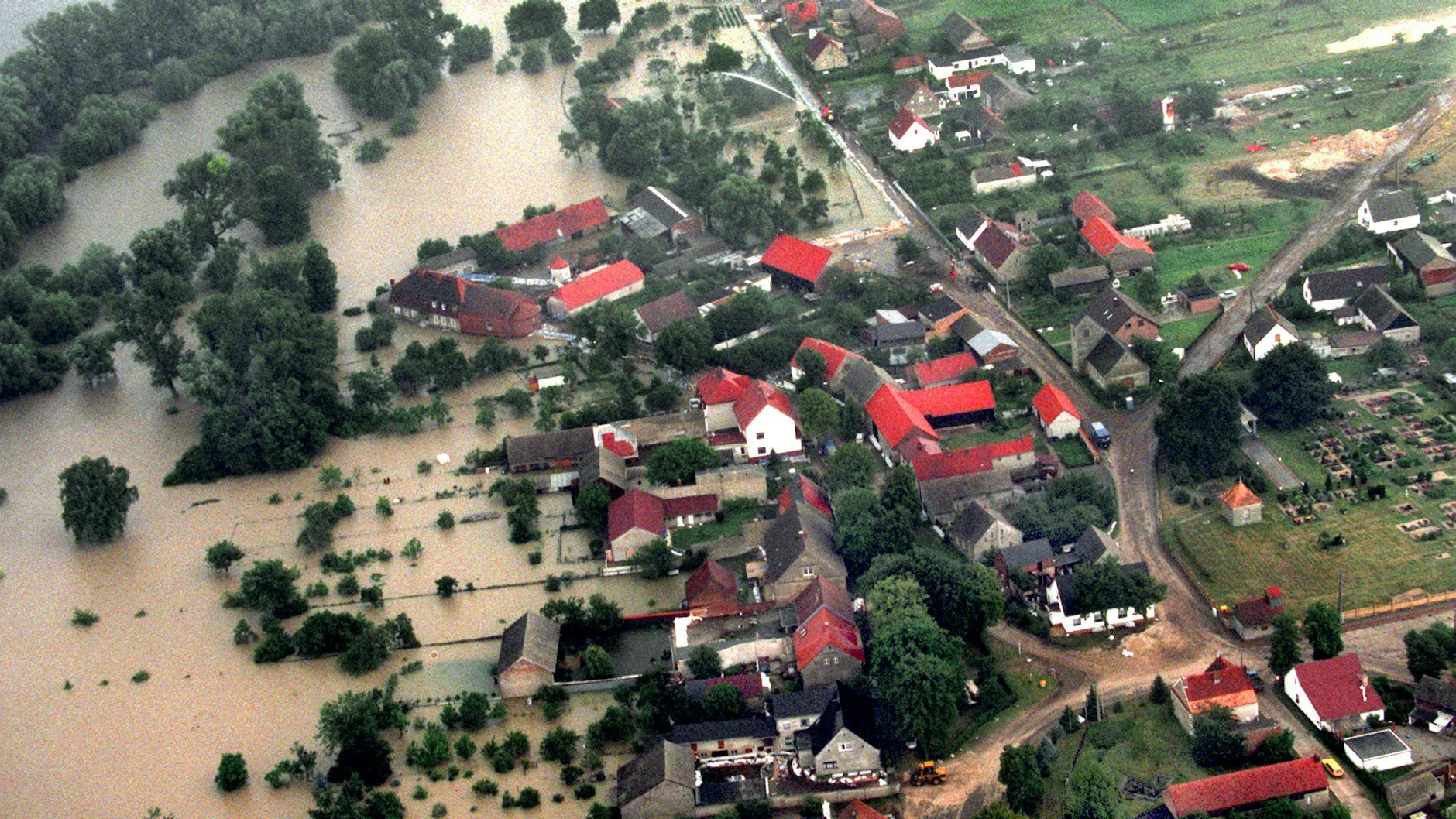 Blick aus dem Flugzeug auf die überschwemmte Ortschaft Ratzdorf, südlich von Eisenhüttenstadt.