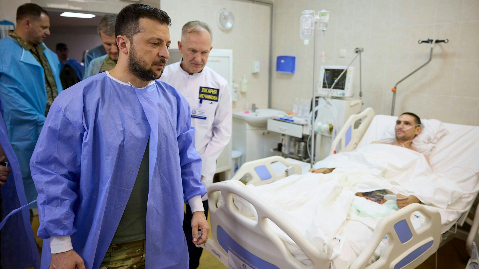 Der ukrainische Präsident Wolodymyr Selenskyj besucht verwundete Soldaten. Einige von ihnen sind nun in Berlin und Brandenburg gelandet.