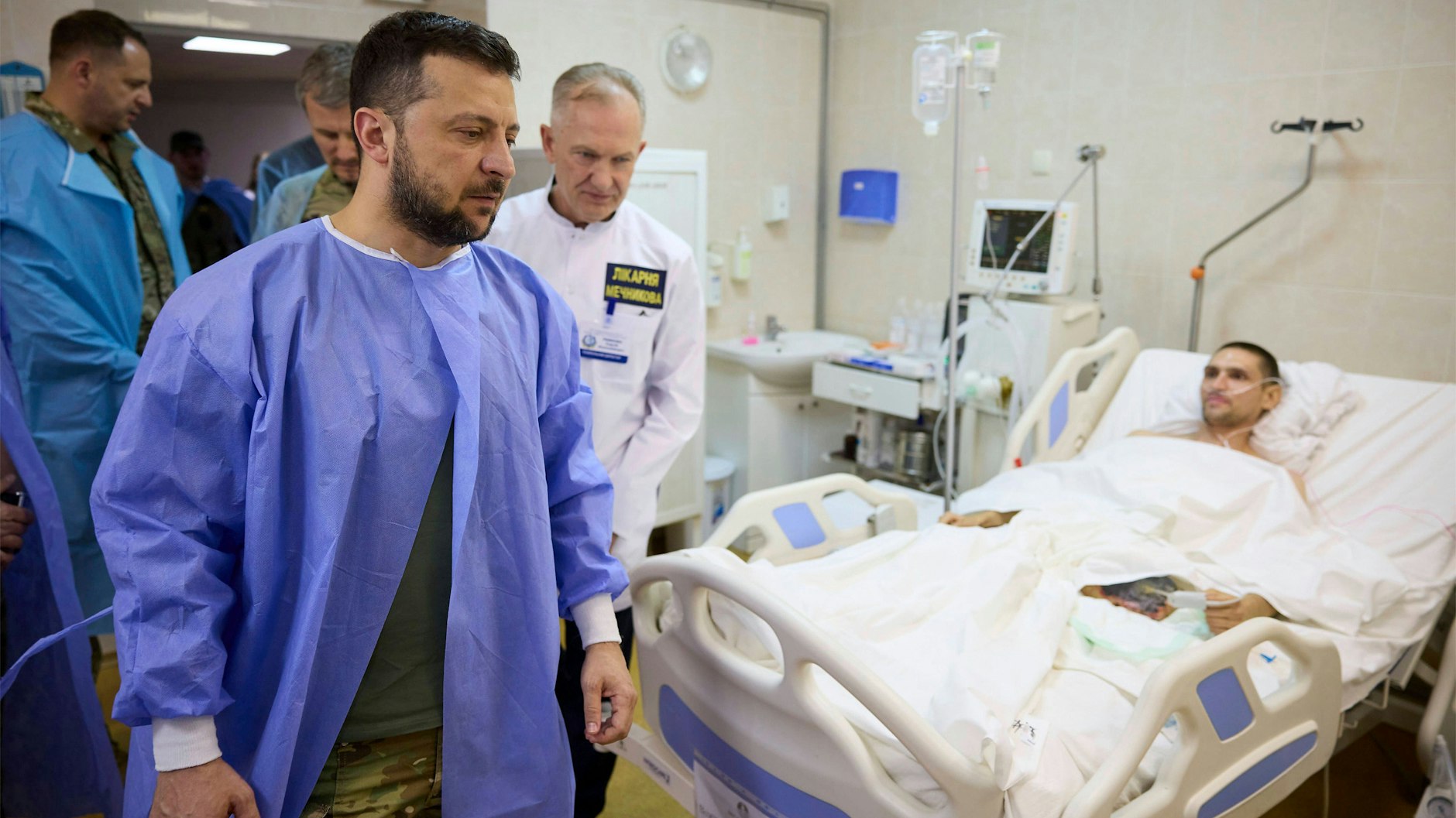 Der ukrainische Präsident Wolodymyr Selenskyj besucht verwundete Soldaten. Einige von ihnen sind nun in Berlin und Brandenburg gelandet.