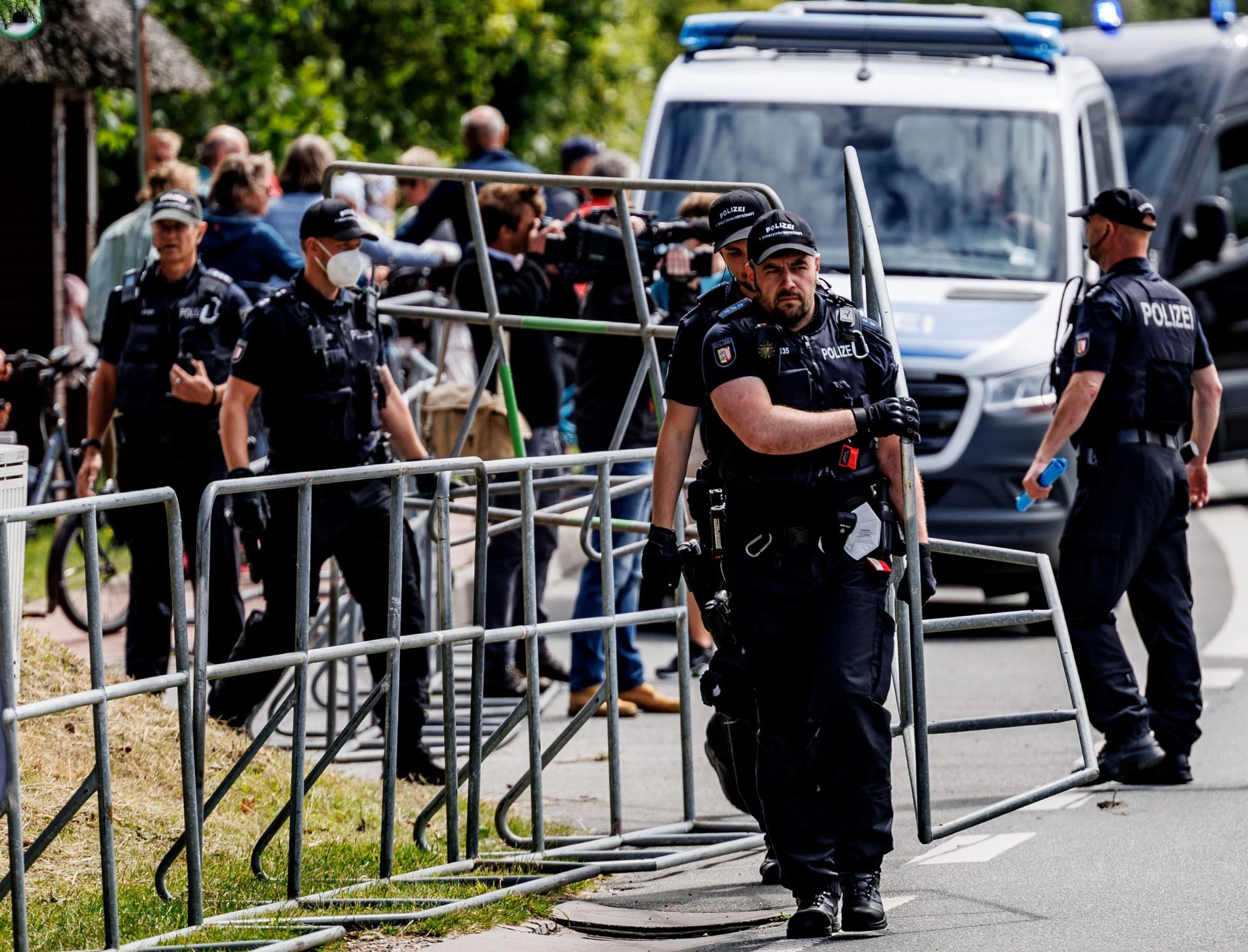 Polizisten sperren die Kirche, in der Finanzminister Lindner (FDP) und seine Frau heiraten.  