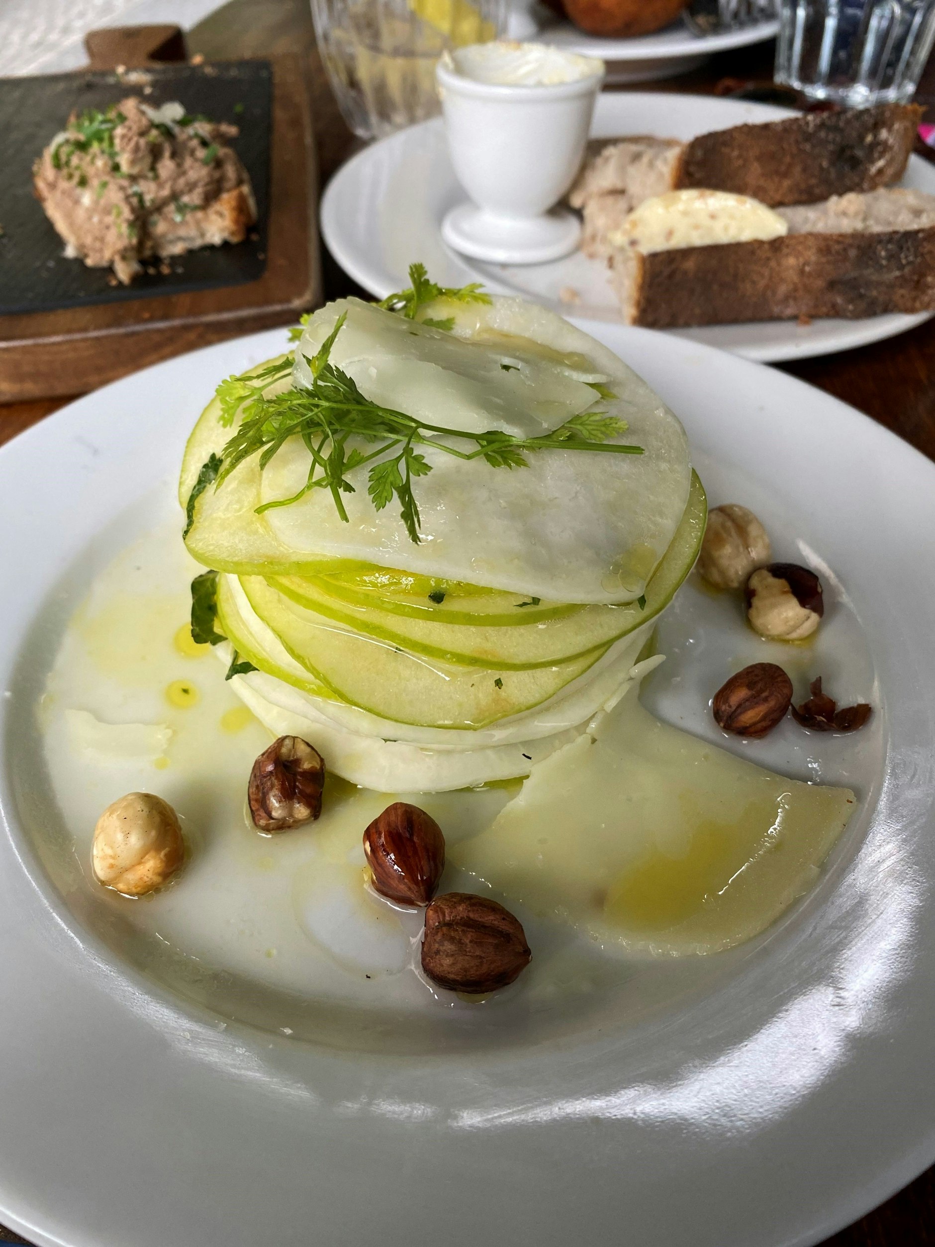 Diese Kombination ist unschlagbar und immer auf der Karte: Salat mit Kohlrabi, Granny Smith, Pecorino und Haselnüssen.