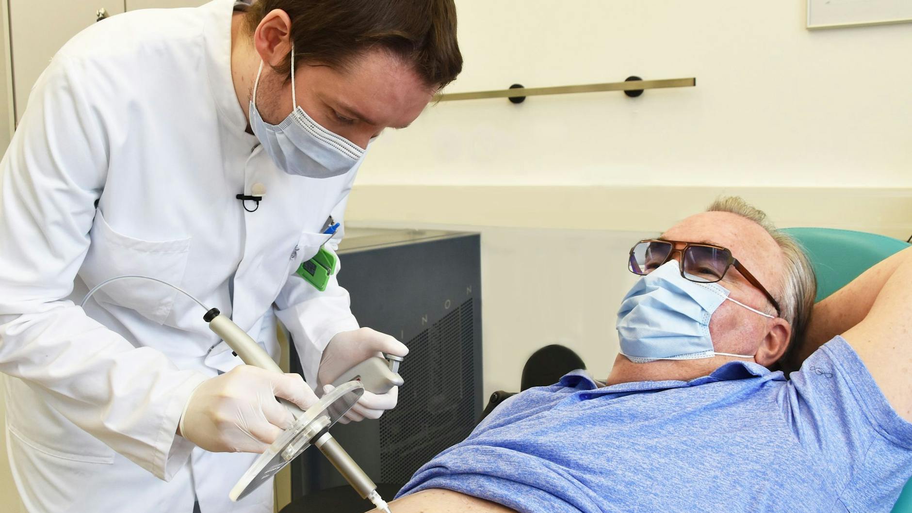 Ein Nuklearmediziner trägt radioaktive Paste beim Patienten auf, die einen Hautkrebs-Tumor abtöten soll.