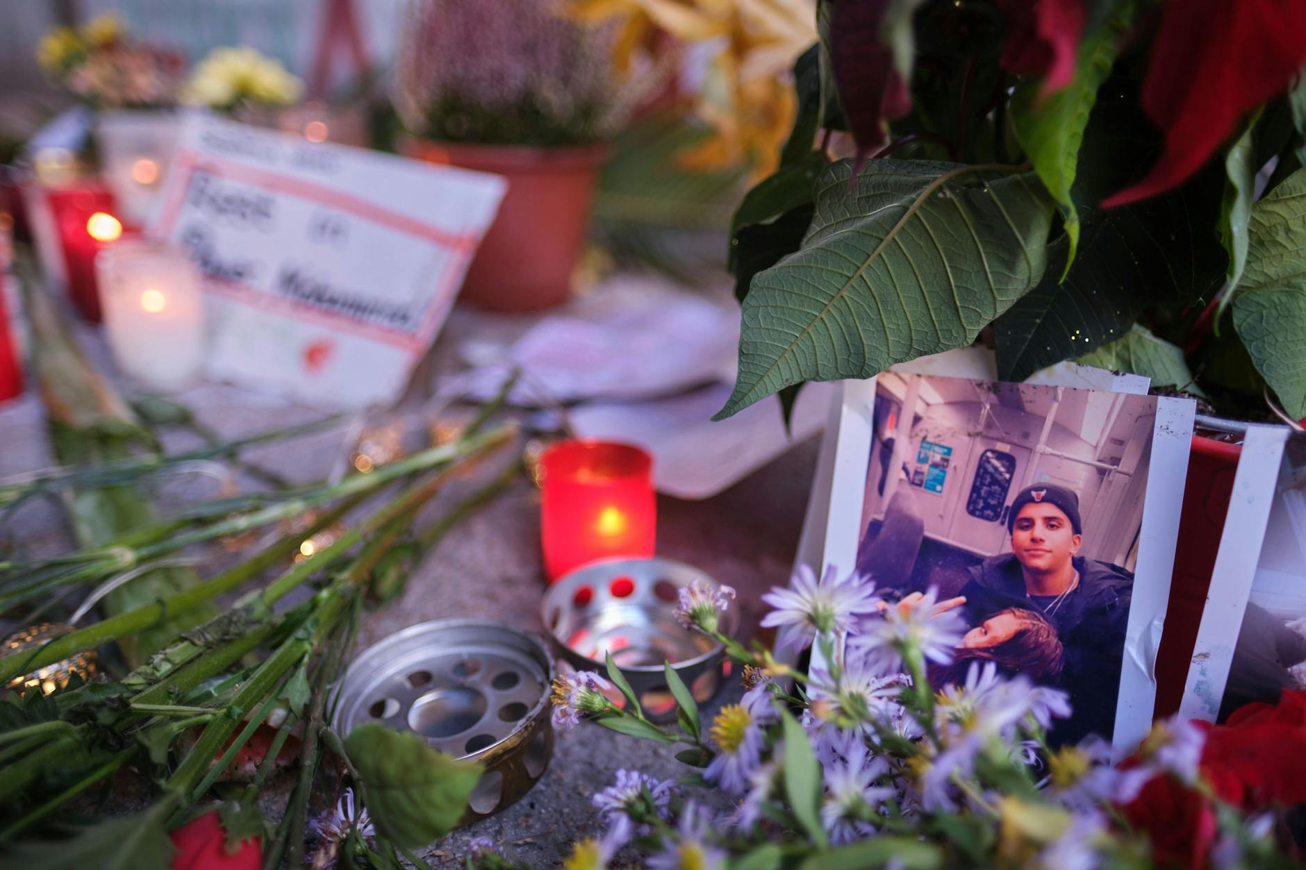 Blumen und Kerzen an der Stelle, wo der 13-Jährige ermordet wurde.