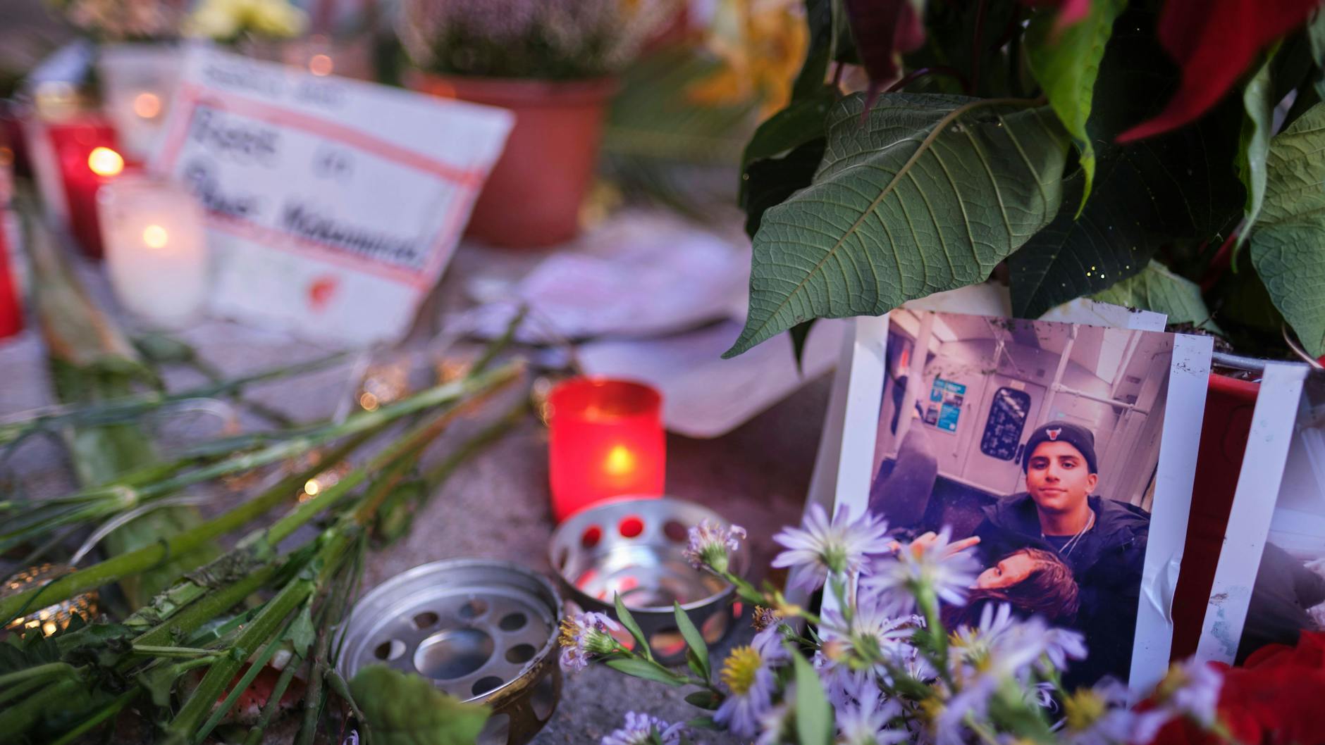 Kerzen am Tatort im Monbijoupark.