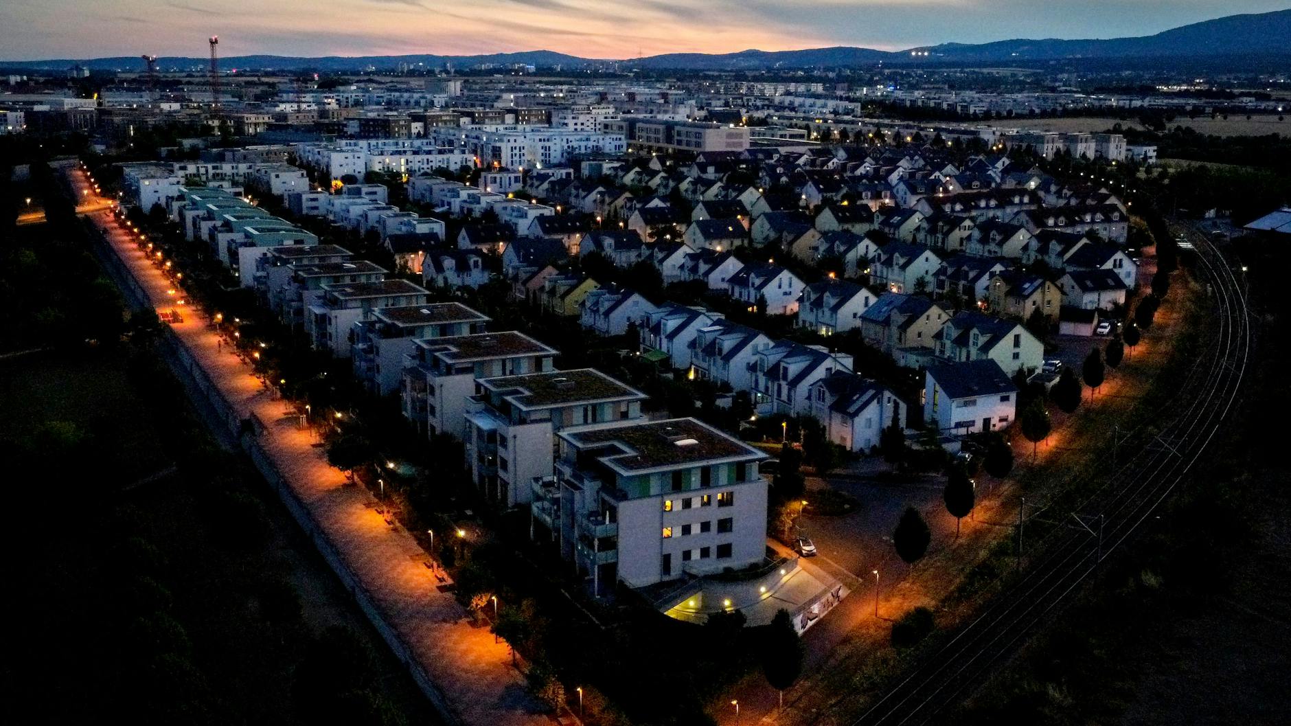 Eine Siedlung bei Nacht. Hier wird mit Gas geheizt. (Symbolbild).