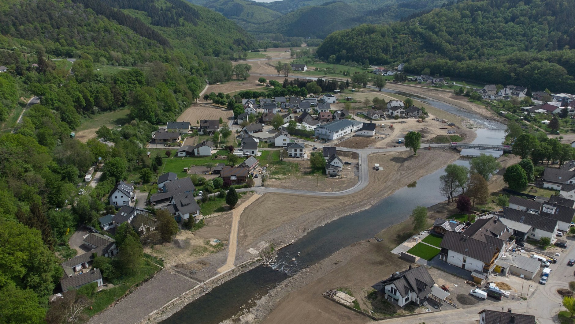 Der Ort Insul im Ahrtal:&nbsp; Freiflächen statt der mittlerweile abgerissenen Wohnhäuser prägen das Ortsbild des Dorfes.