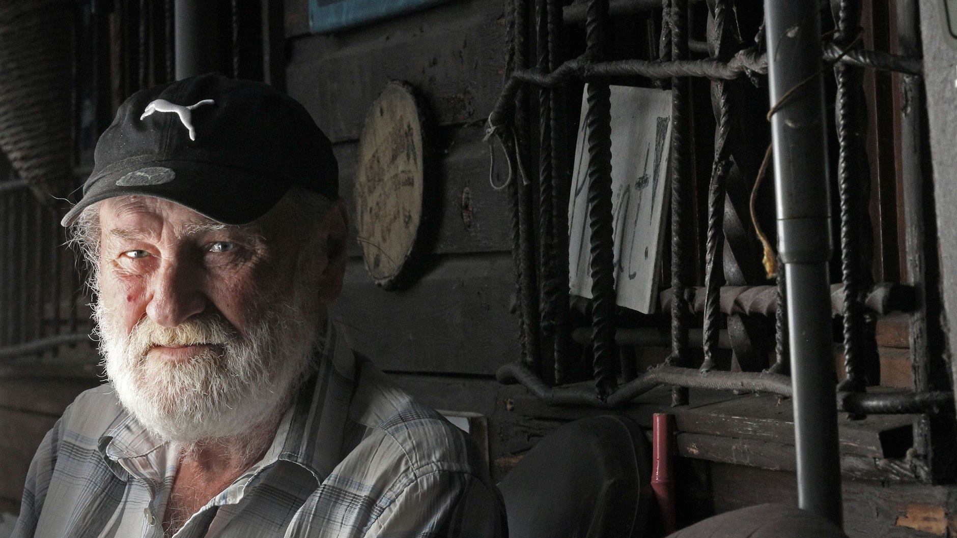 Wolfgang Düring fuhr früher zur See, das erzählen seine tätowierten Arme. Heute schaut er über ein kleineres Gewässer.