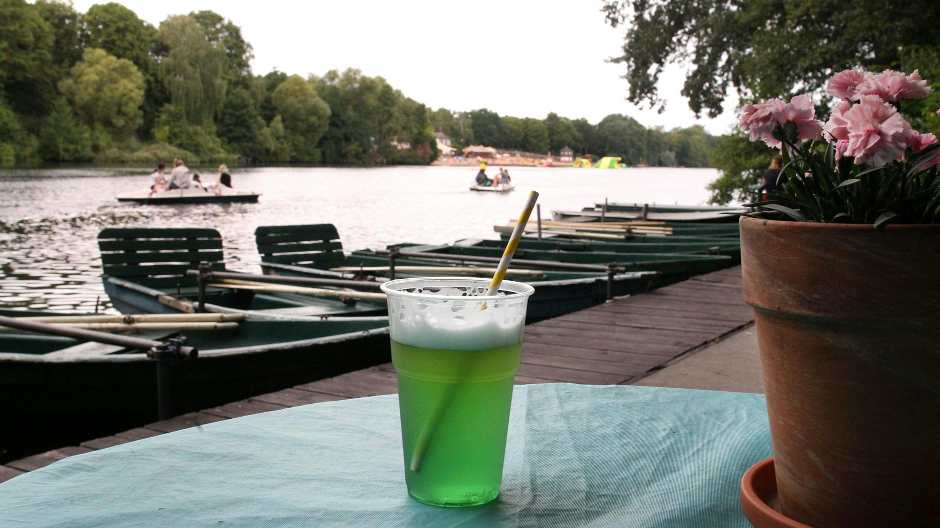 Weiße am Wasser. Schräg gegenüber das Strandbad Plötzensee.
